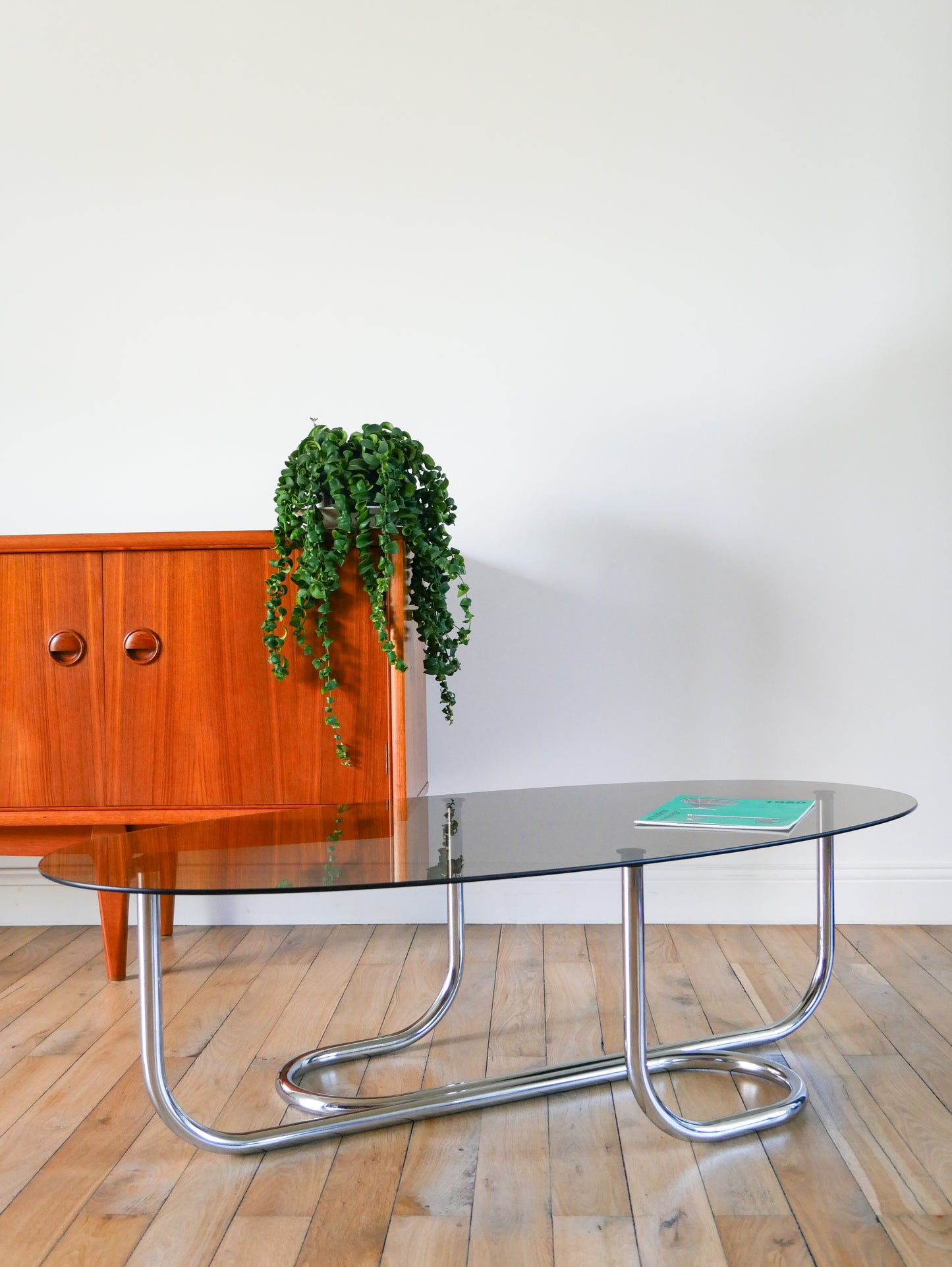 Table basse ovale en chrome et verre fumé, pieds tubulaires, Design, 1970