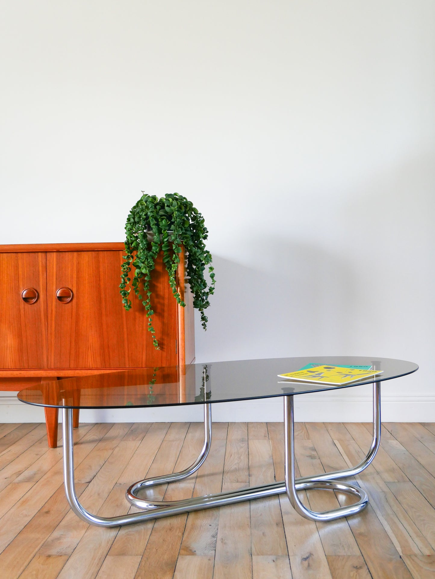 Table basse ovale en chrome et verre fumé, pieds tubulaires, Design, 1970