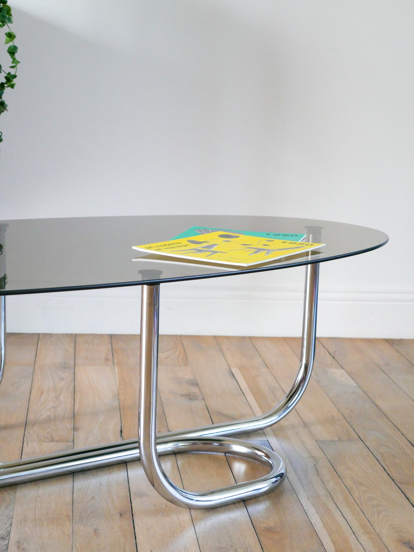 Table basse ovale en chrome et verre fumé, pieds tubulaires, Design, 1970