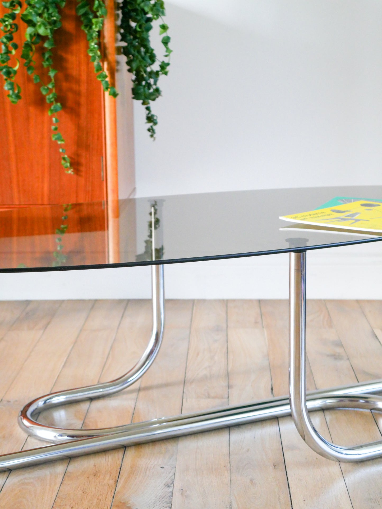 Table basse ovale en chrome et verre fumé, pieds tubulaires, Design, 1970