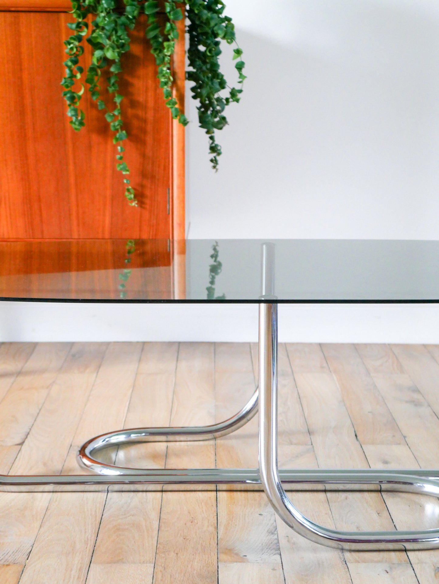 Table basse ovoïde en chrome et verre fumé, pieds tubulaires, Design, 1970