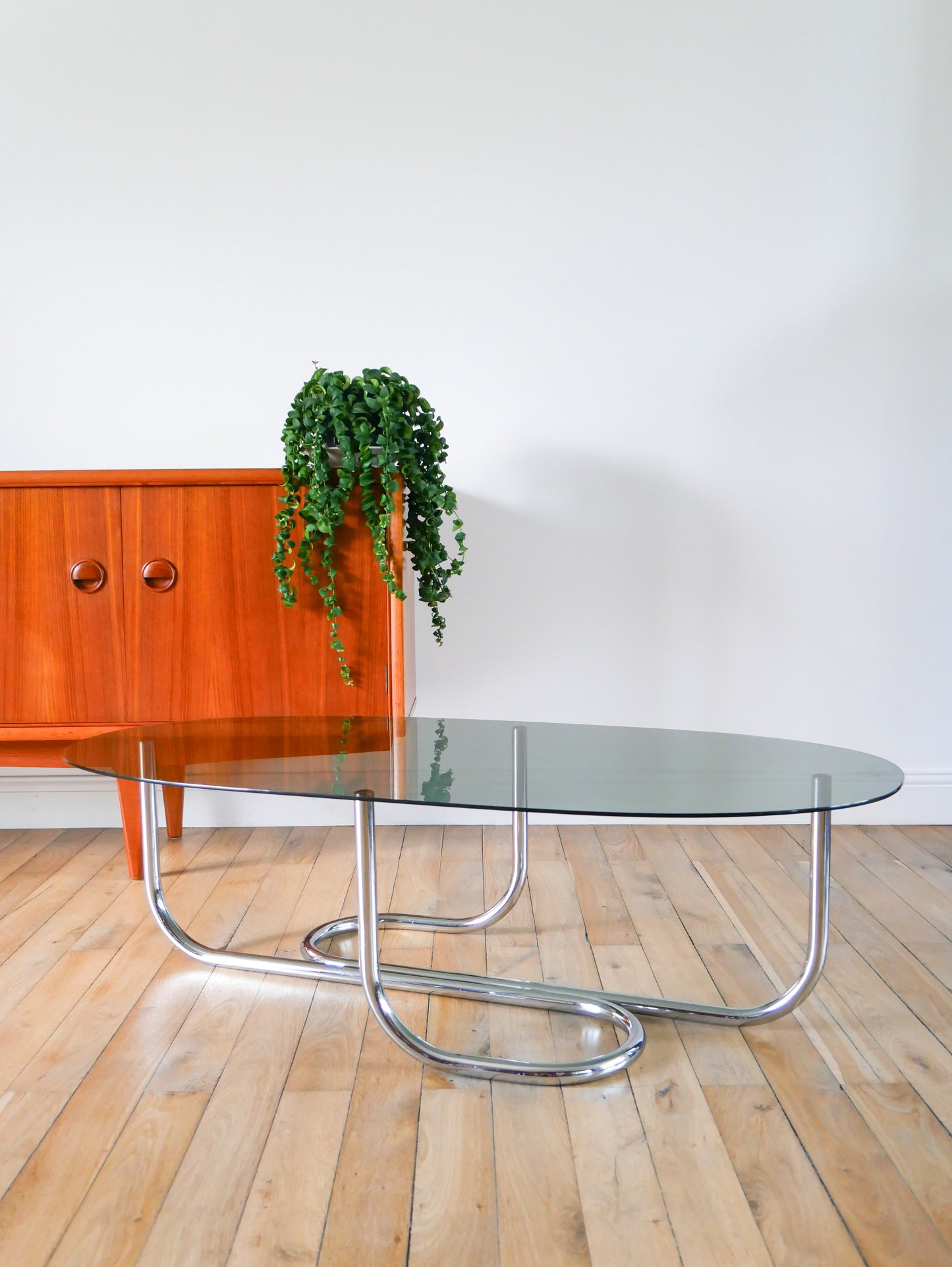 Table basse ovoïde en chrome et verre fumé, pieds tubulaires, Design, 1970