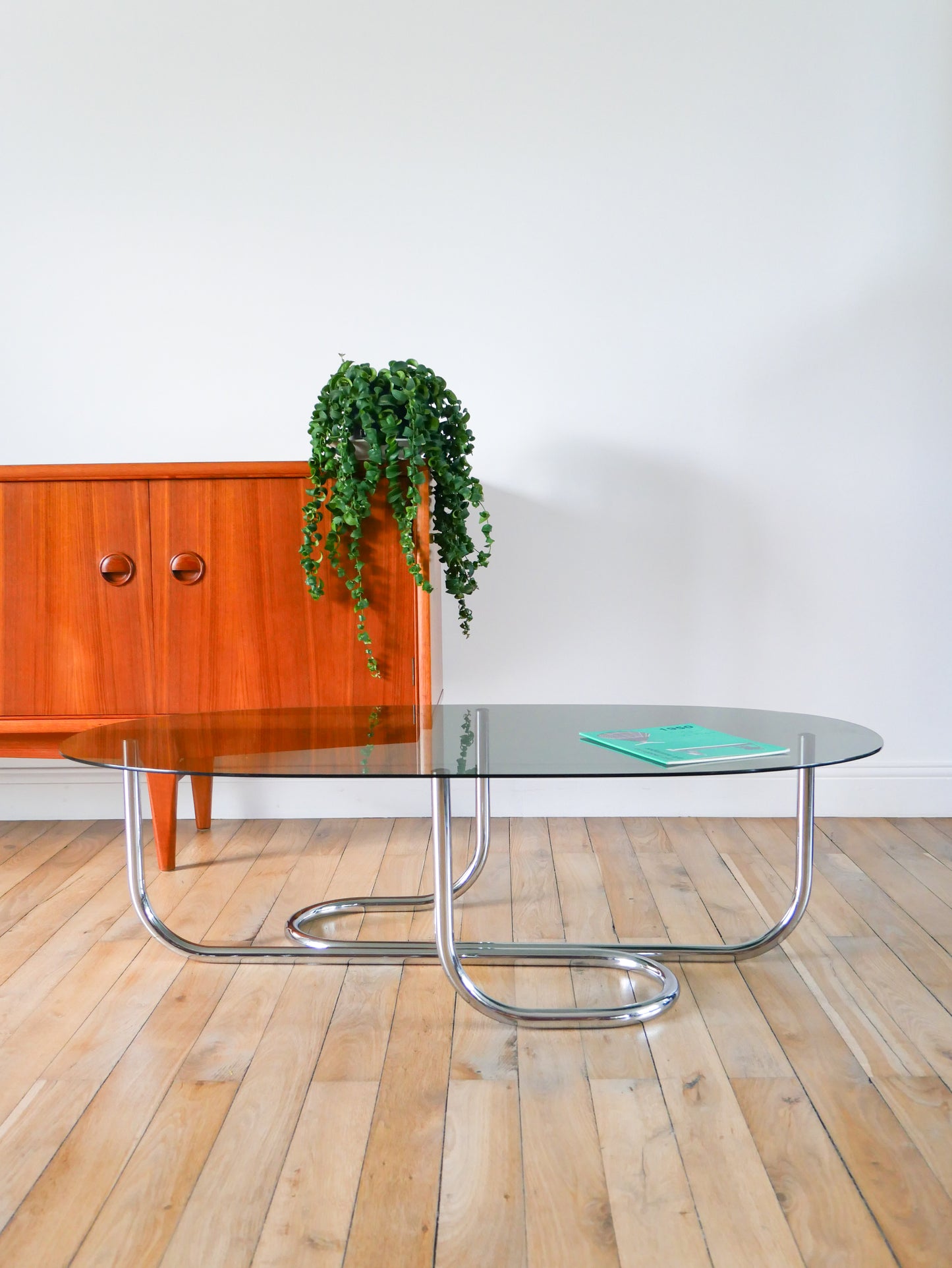 Table basse ovoïde en chrome et verre fumé, pieds tubulaires, Design, 1970