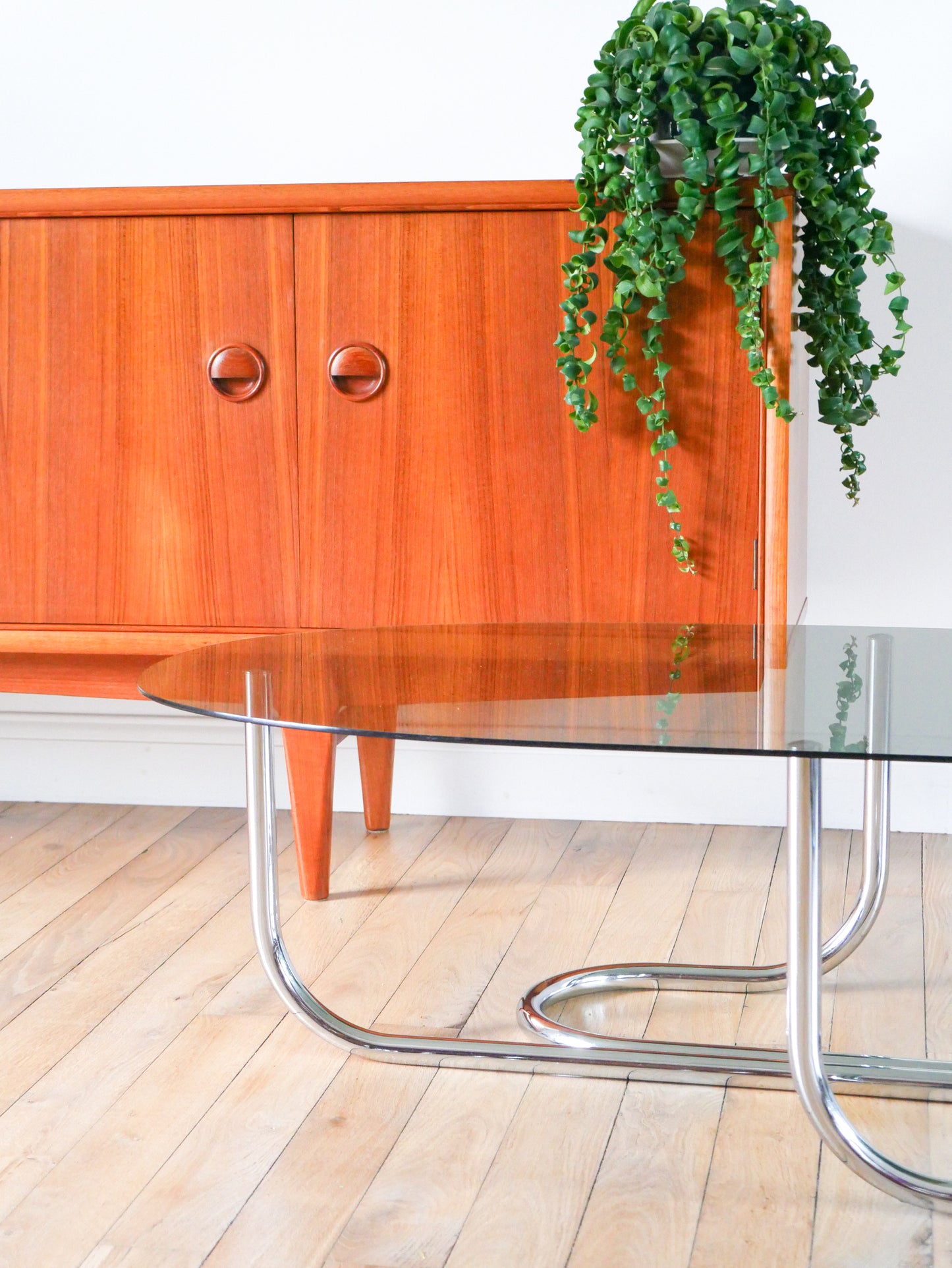 Table basse ovoïde en chrome et verre fumé, pieds tubulaires, Design, 1970