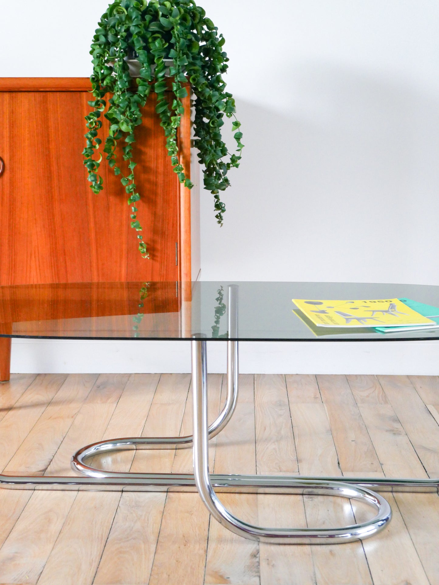 Table basse ovoïde en chrome et verre fumé, pieds tubulaires, Design, 1970