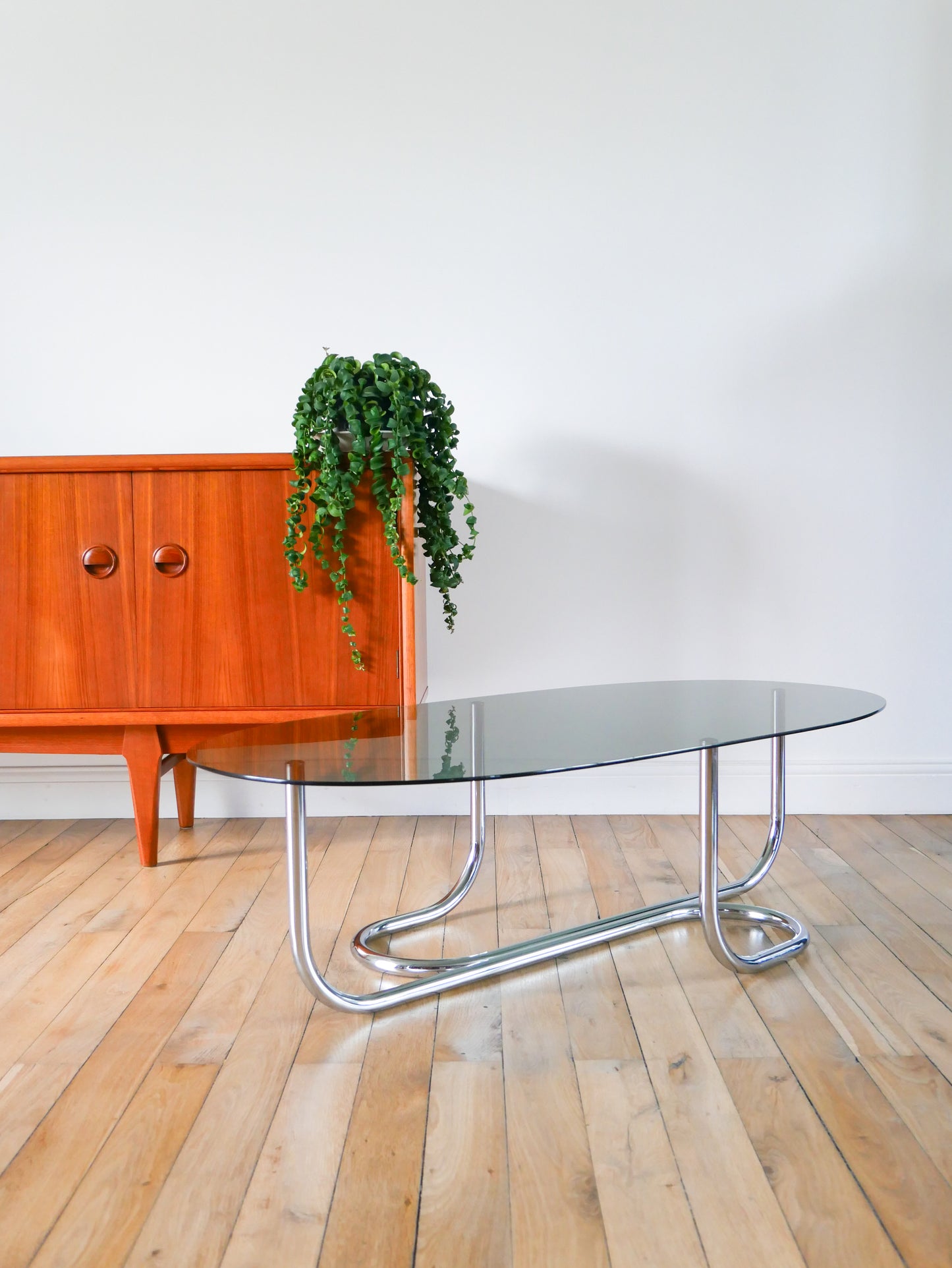 Table basse ovoïde en chrome et verre fumé, pieds tubulaires, Design, 1970