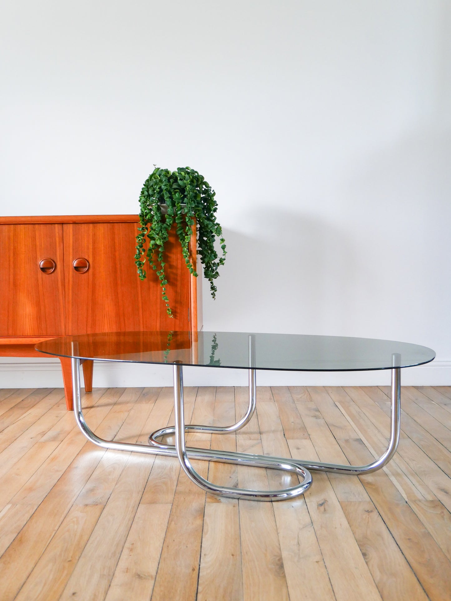 Table basse ovoïde en chrome et verre fumé, pieds tubulaires, Design, 1970