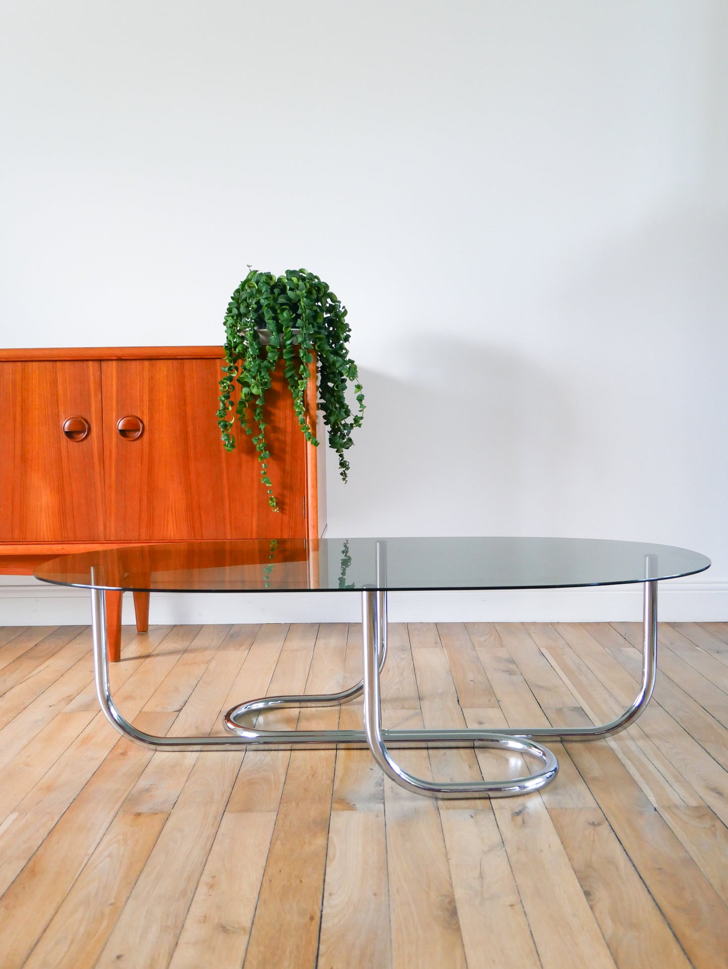 Table basse ovoïde en chrome et verre fumé, pieds tubulaires, Design, 1970