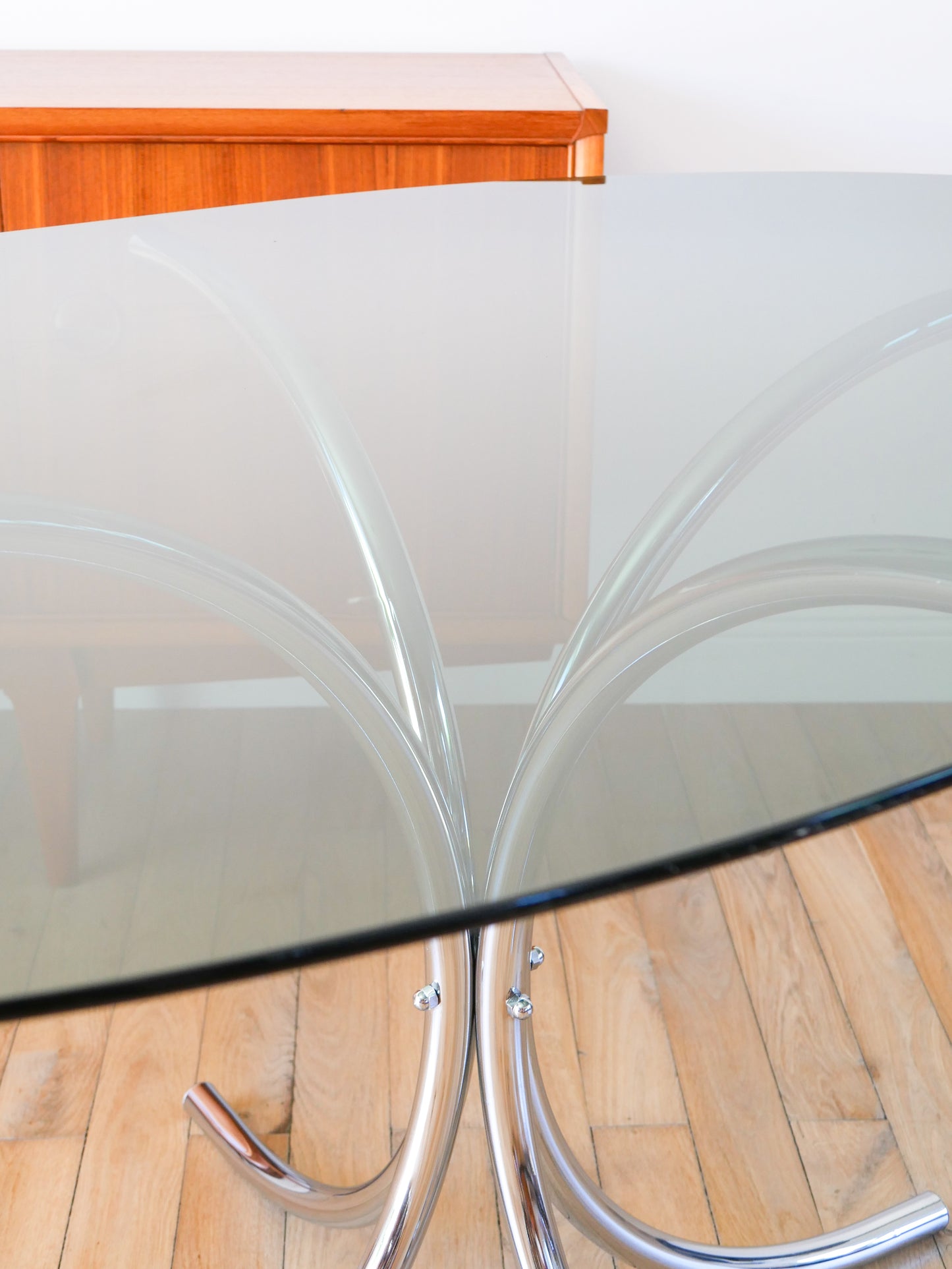 Grande table de salon ovale en verre fumé et chrome, piètements étoile, Design, 1970