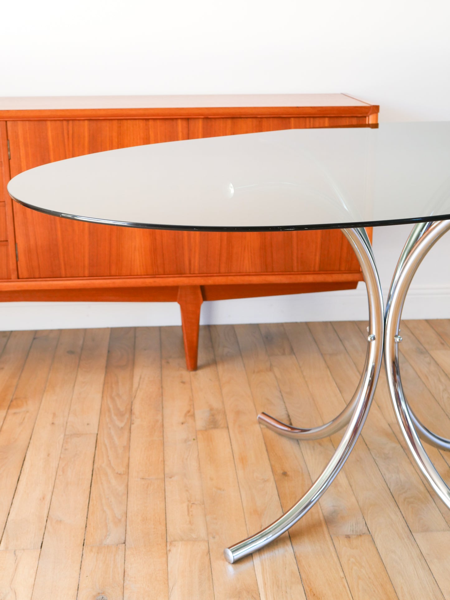 Grande table de salon ovale en verre fumé et chrome, piètements étoile, Design, 1970