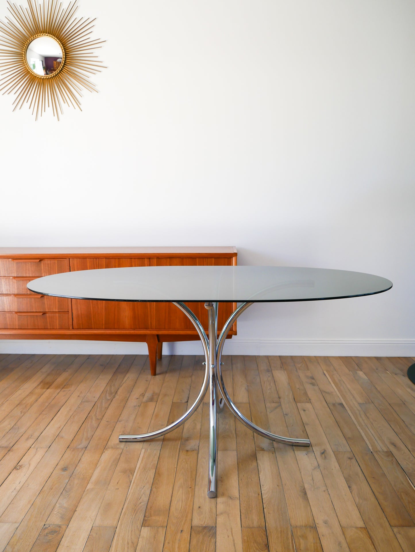 Grande table de salon ovale en verre fumé et chrome, piètements étoile, Design, 1970