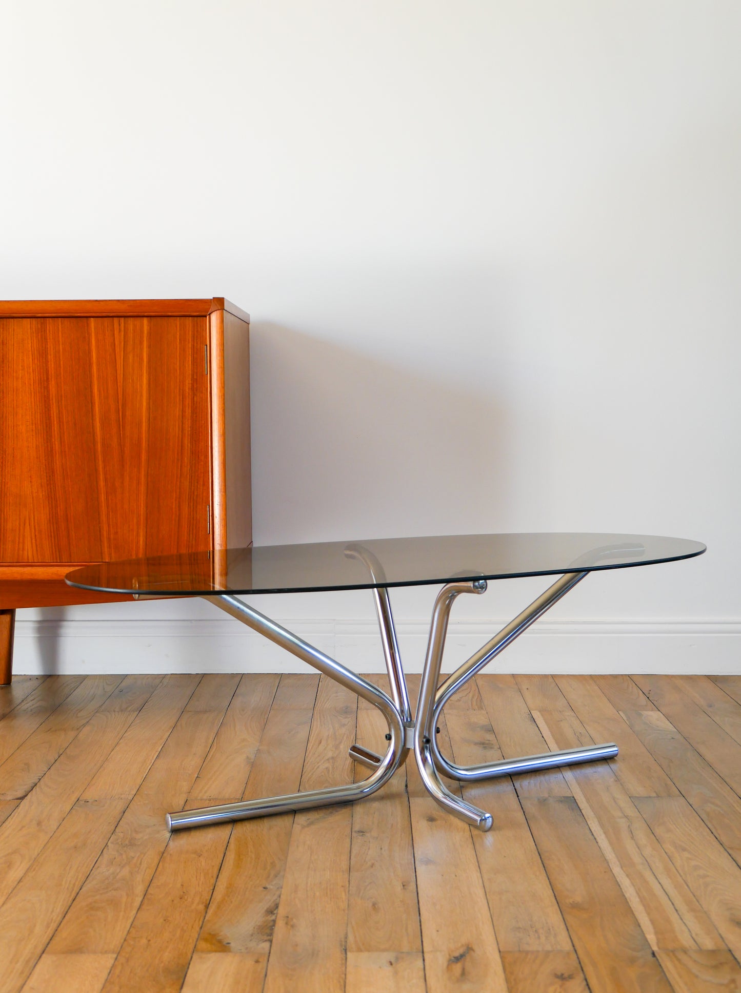 Table basse ovale en chrome et verre fumé, pieds tubulaires etoile, Design, 1970