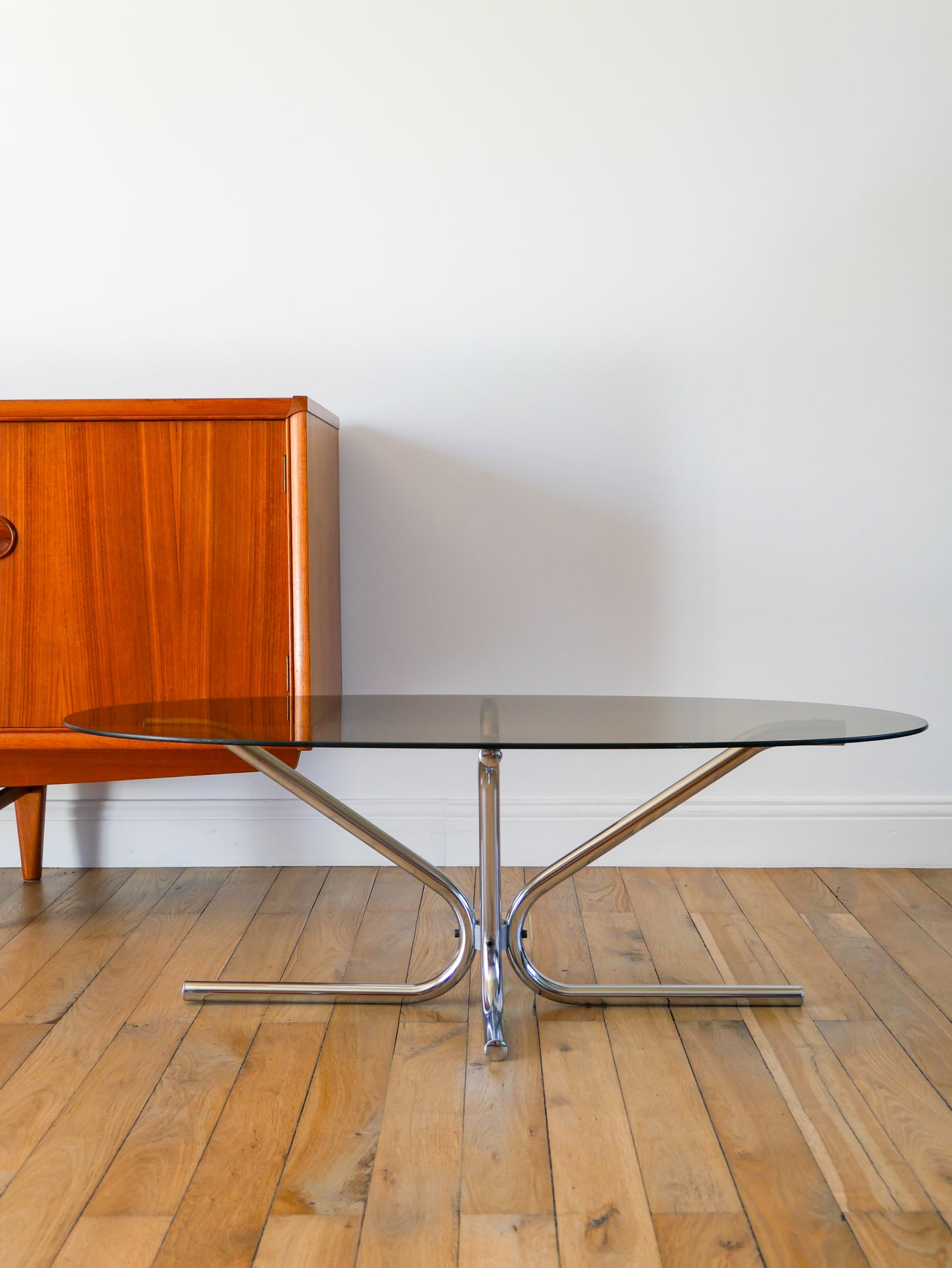 Table basse ovale en chrome et verre fumé, pieds tubulaires etoile, Design, 1970