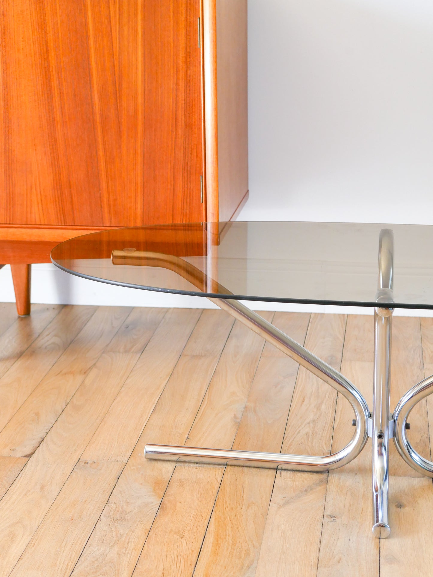 Table basse ovale en chrome et verre fumé, pieds tubulaires etoile, Design, 1970