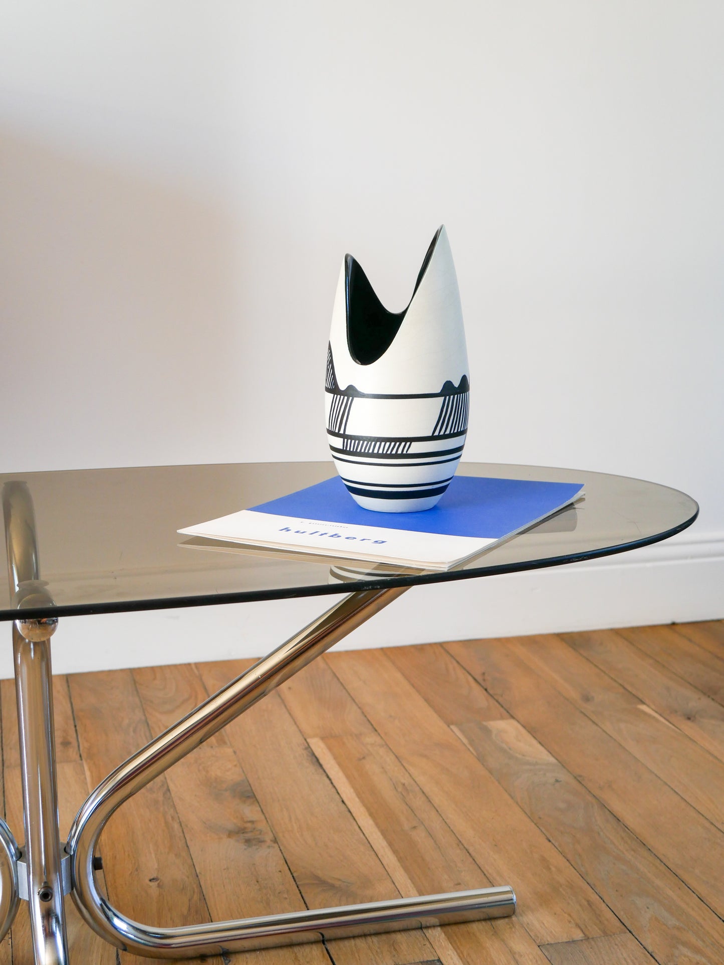 Table basse ovale en chrome et verre fumé, pieds tubulaires etoile, Design, 1970