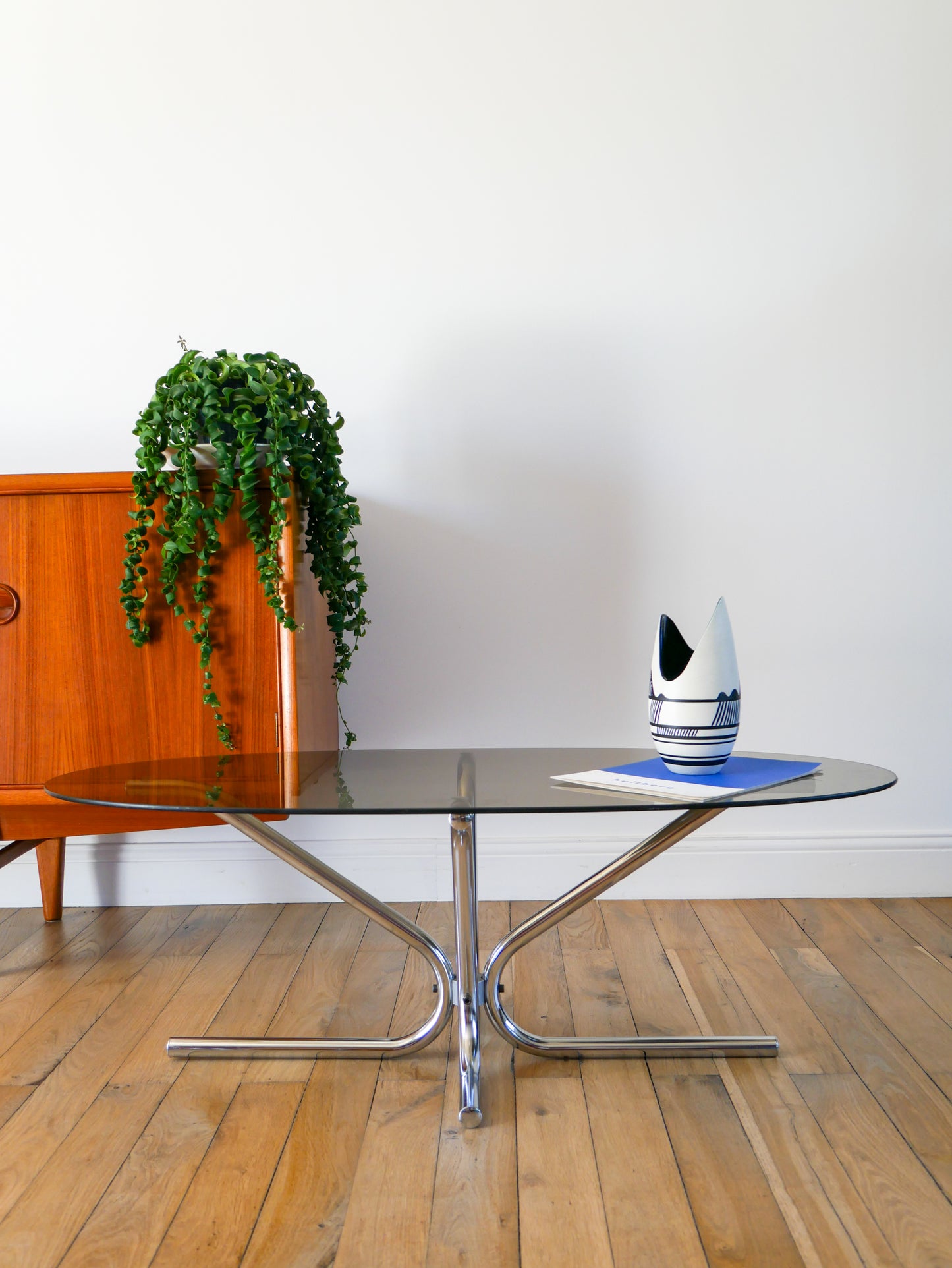 Table basse ovale en chrome et verre fumé, pieds tubulaires etoile, Design, 1970