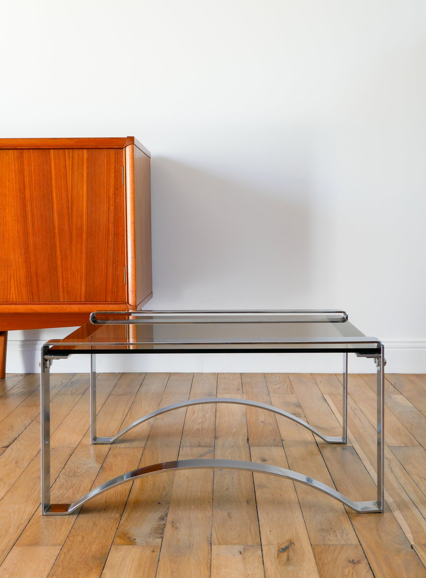 Table basse rectangulaire en chrome et verre fumé, pieds arqués, Space Age, Design, 1970