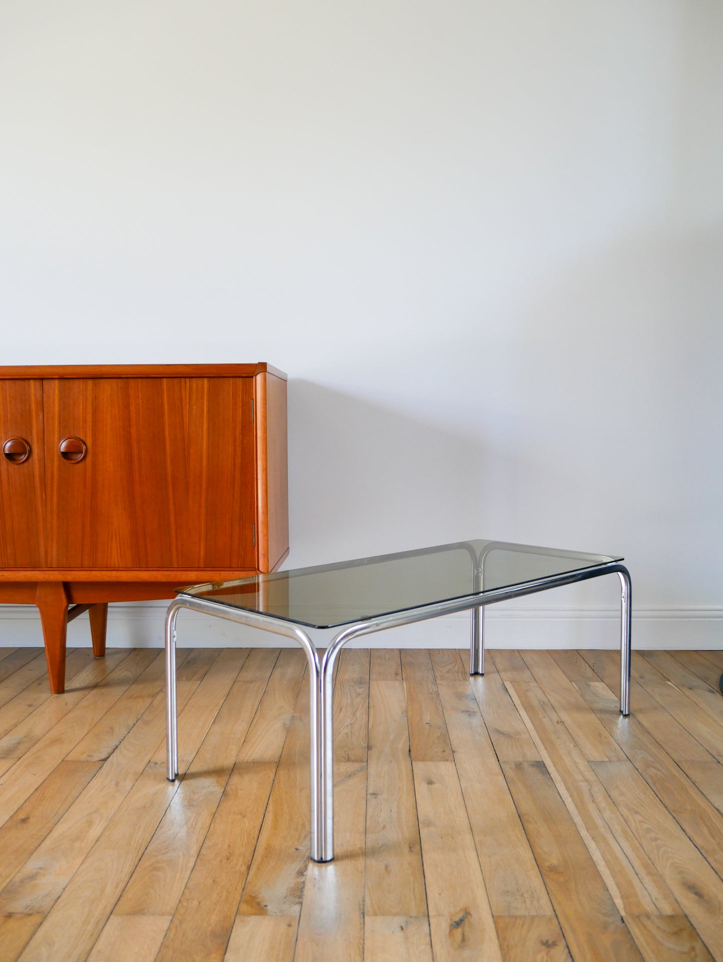 Table basse rectangulaire en chrome et verre fumé, pieds tubulaires, Design,1970