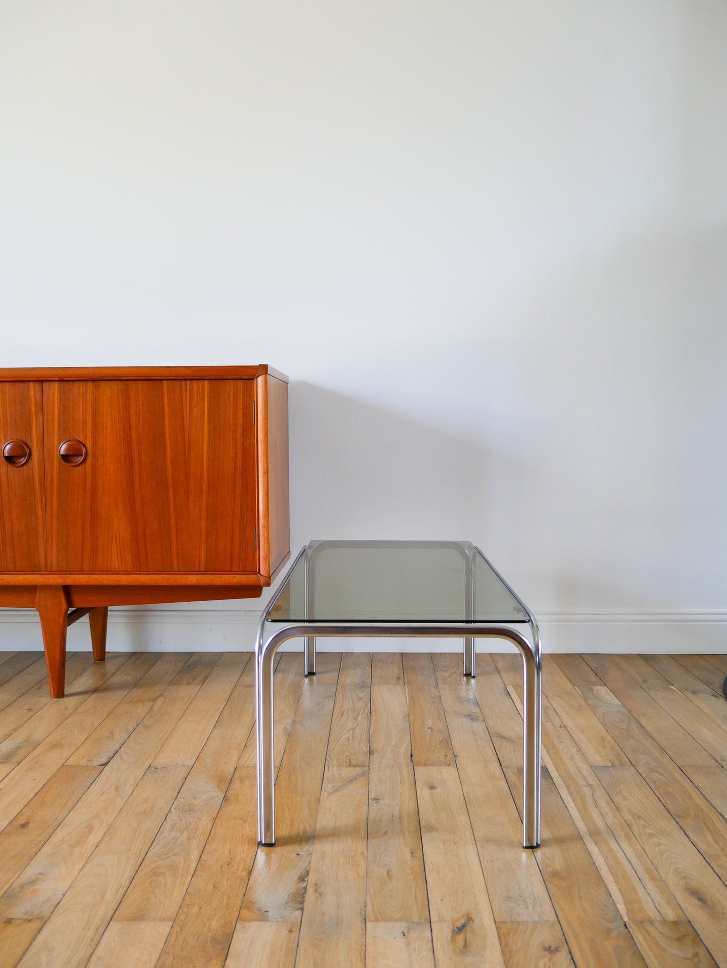 Table basse rectangulaire en chrome et verre fumé, pieds tubulaires, Design,1970