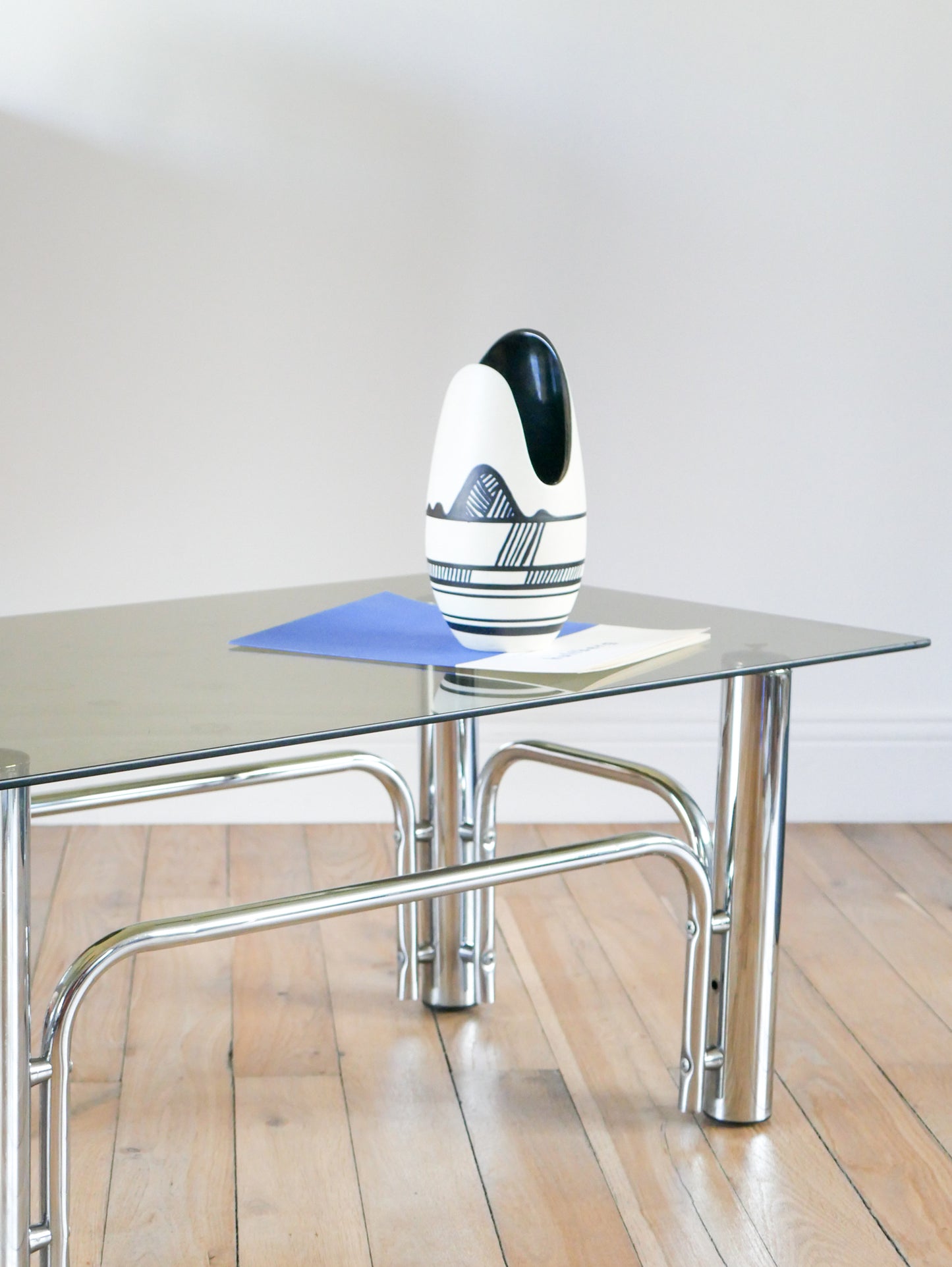 Table basse rectangulaire en chrome et verre fumé, Design,1970 - 84 X 34 X 35 cm