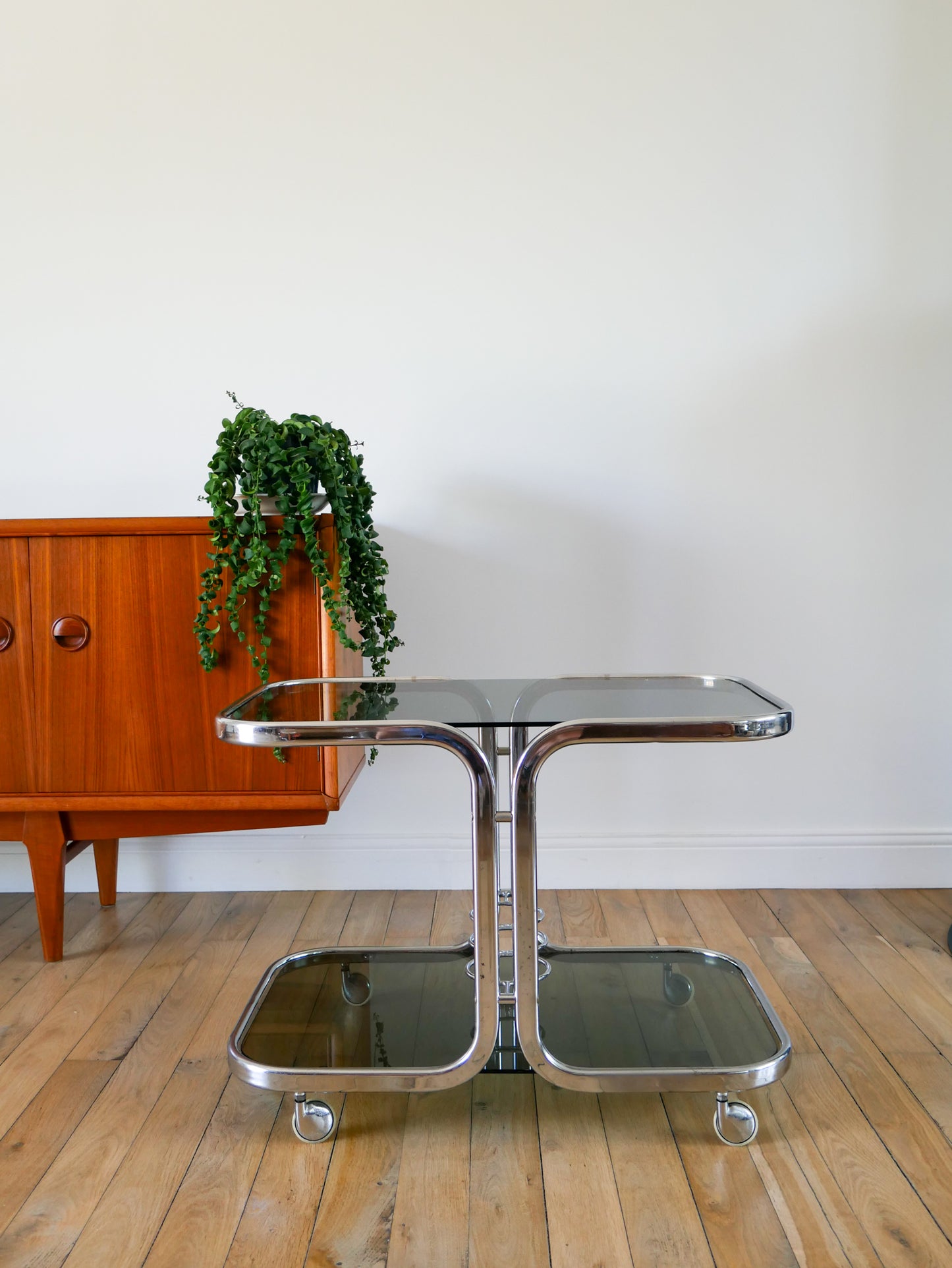 Desserte en verre fumé et chrome, range bouteilles, Design, 1970