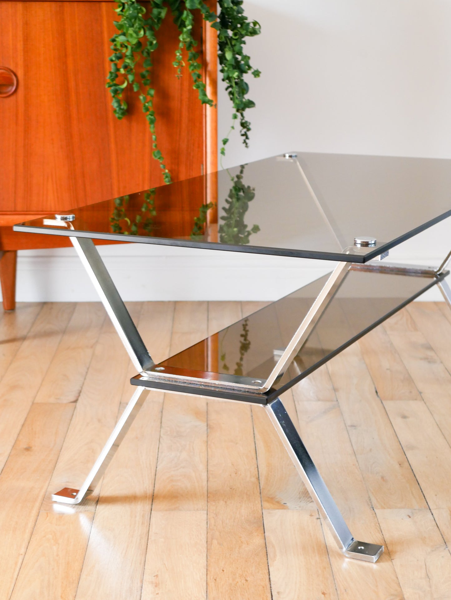 Table basse rectangulaire double plateaux, en chrome et verre fumé, Design,1970