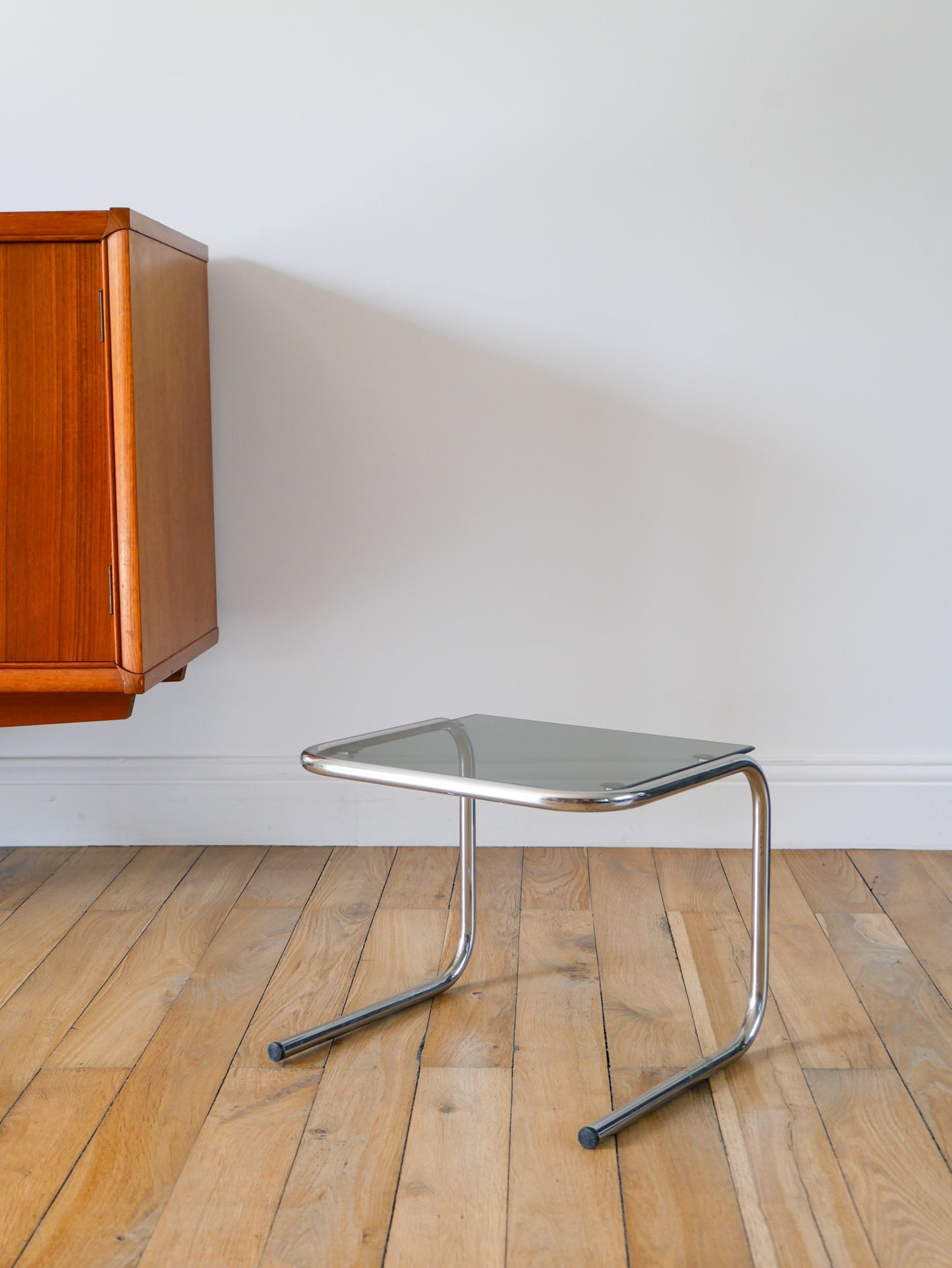 Petite table en verre fumé, pieds tubulaires, 1970