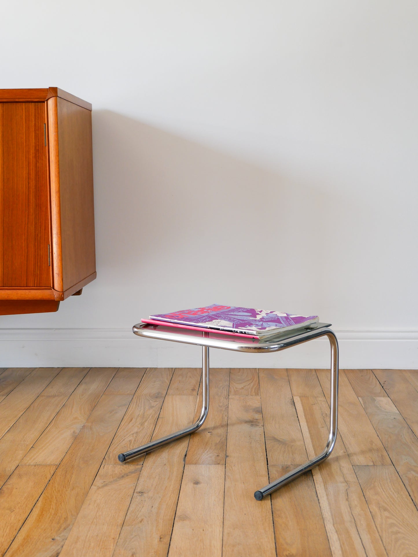 Petite table en verre fumé, pieds tubulaires, 1970