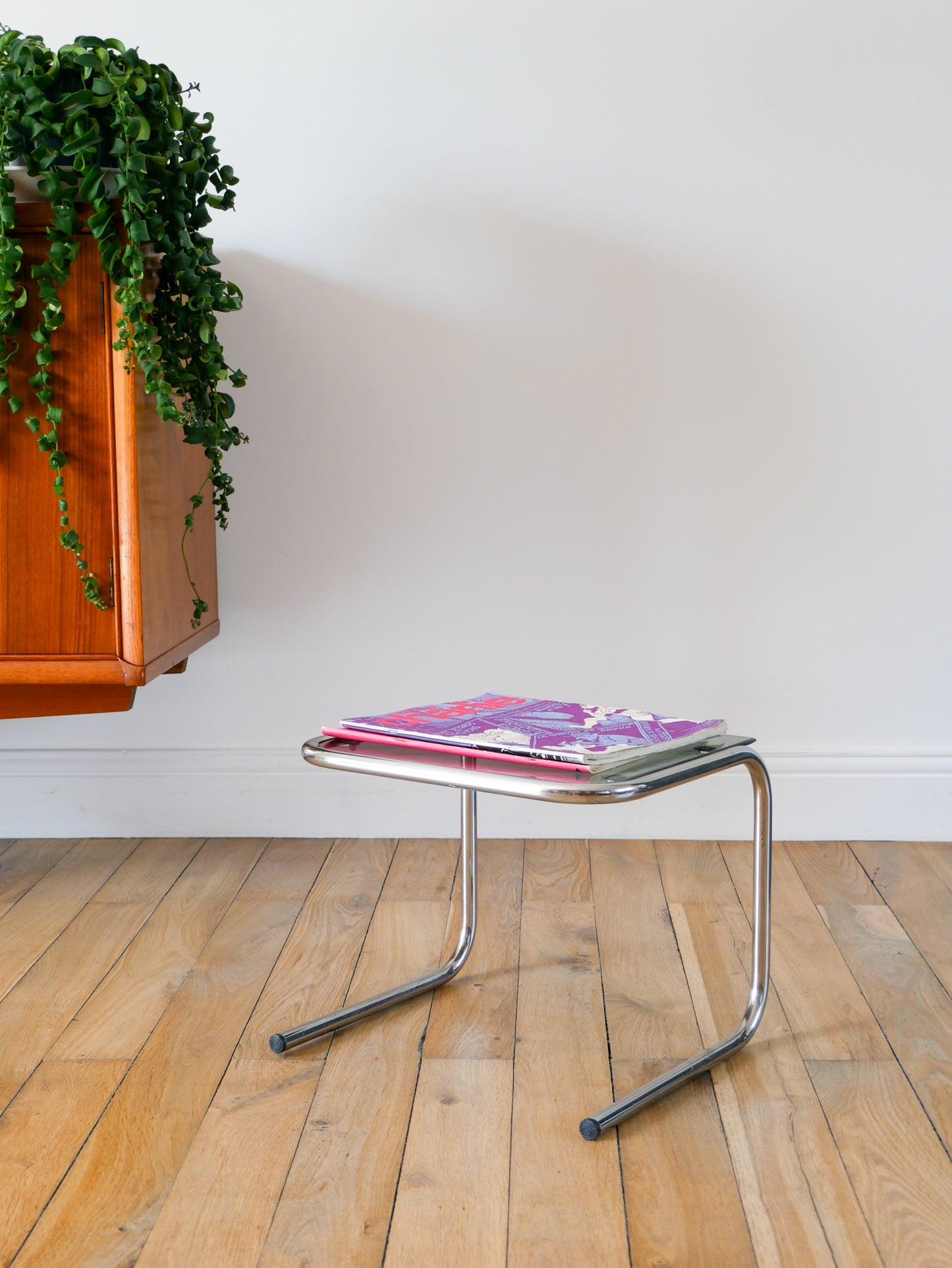 Petite table en verre fumé, pieds tubulaires, 1970