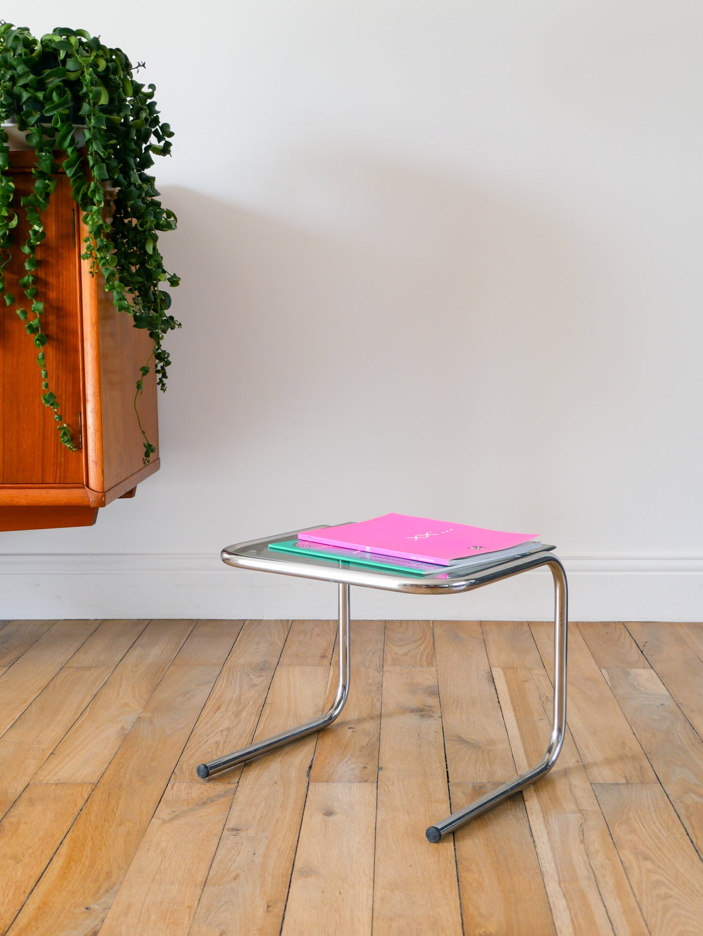 Petite table en verre fumé, pieds tubulaires, 1970