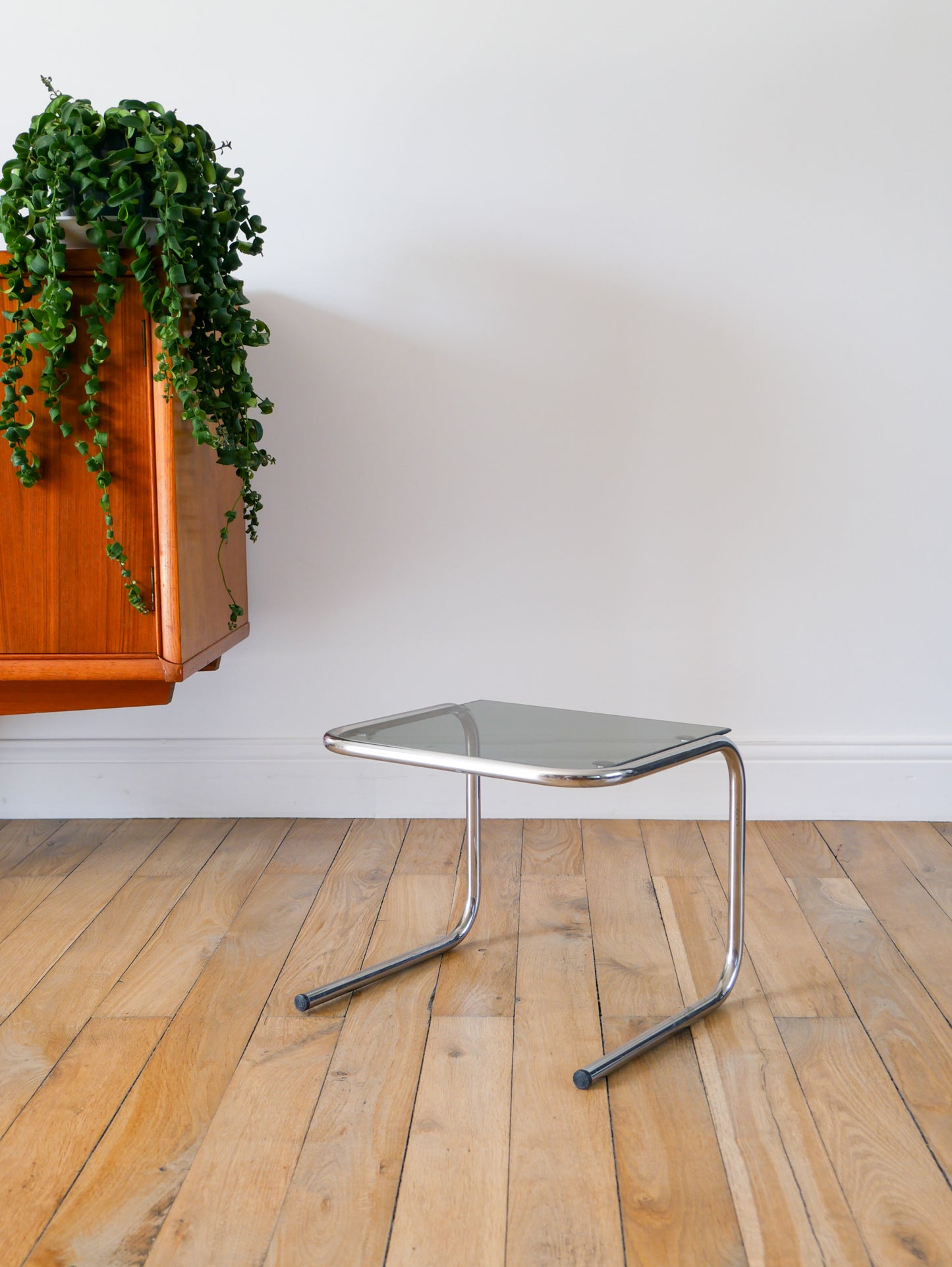 Petite table en verre fumé, pieds tubulaires, 1970