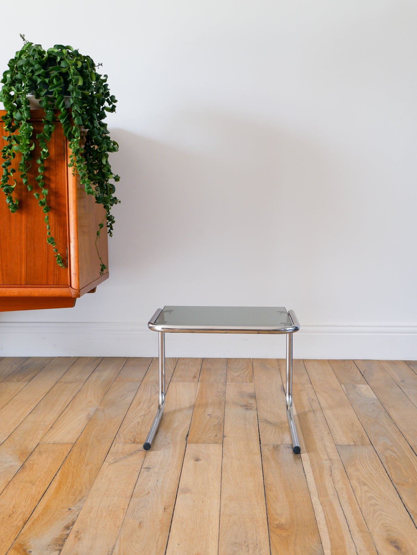 Petite table en verre fumé, pieds tubulaires, 1970