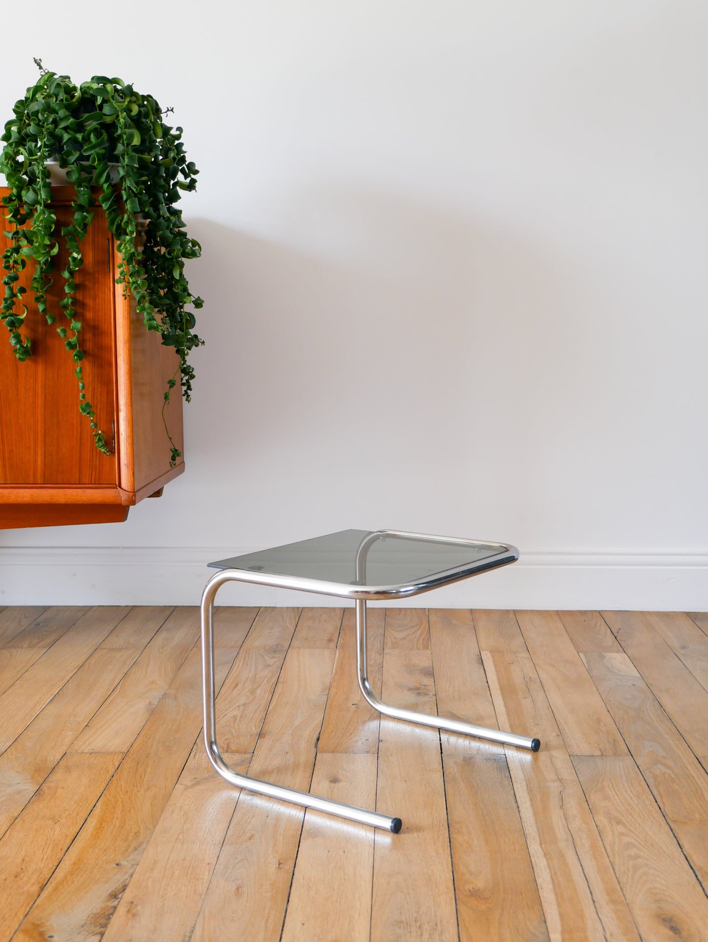 Petite table en verre fumé, pieds tubulaires, 1970