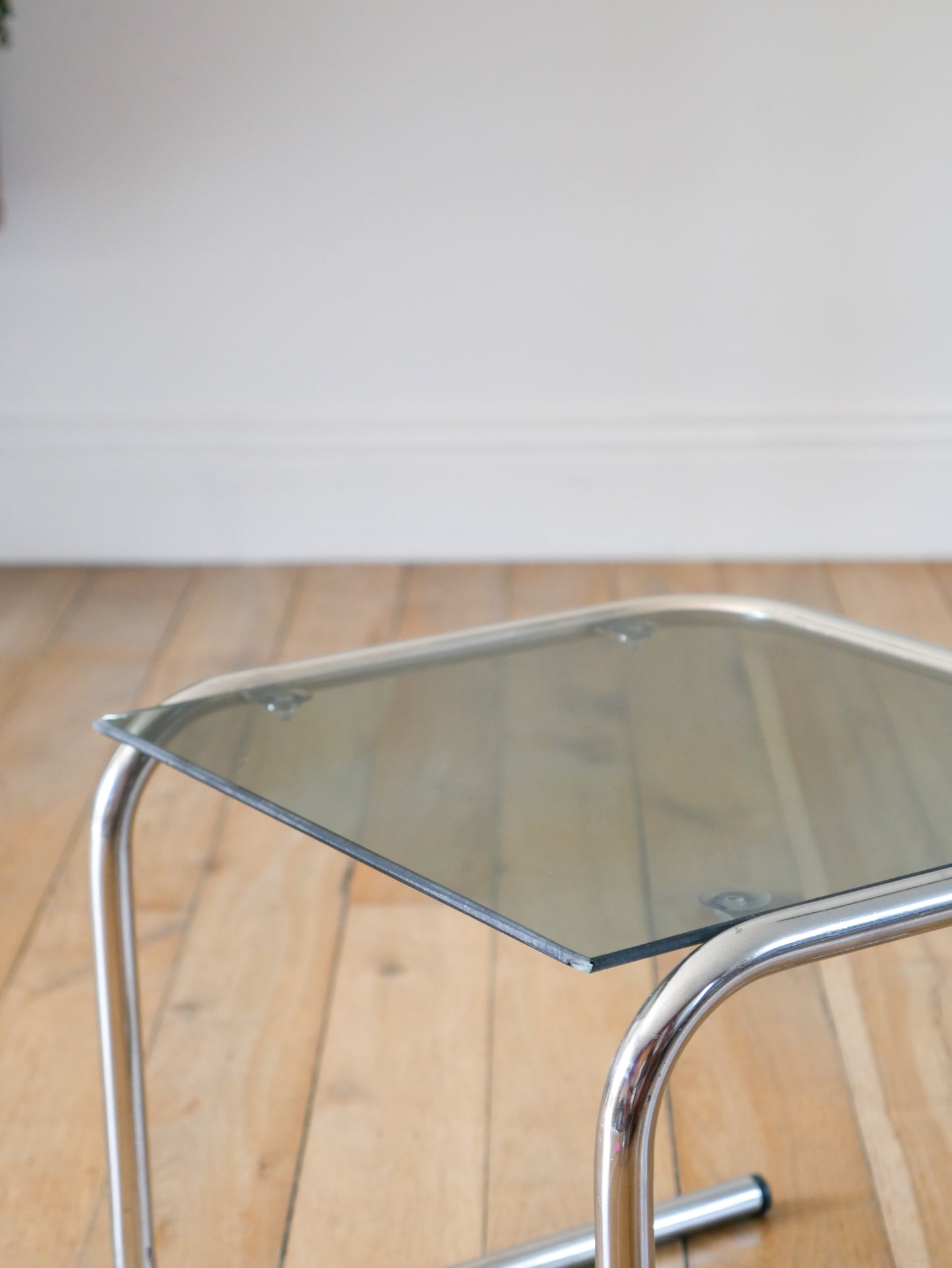 Petite table en verre fumé, pieds tubulaires, 1970