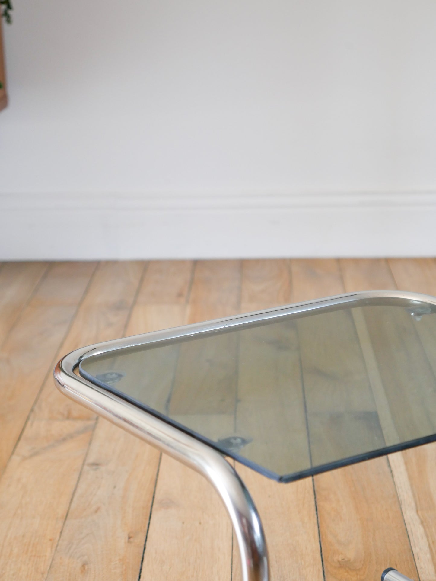 Petite table en verre fumé, pieds tubulaires, 1970