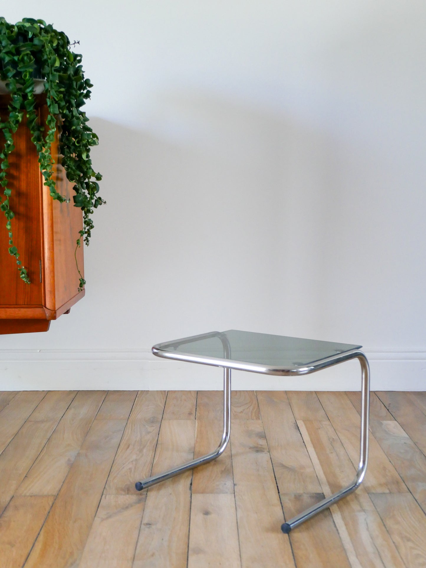 Petite table en verre fumé, pieds tubulaires, 1970