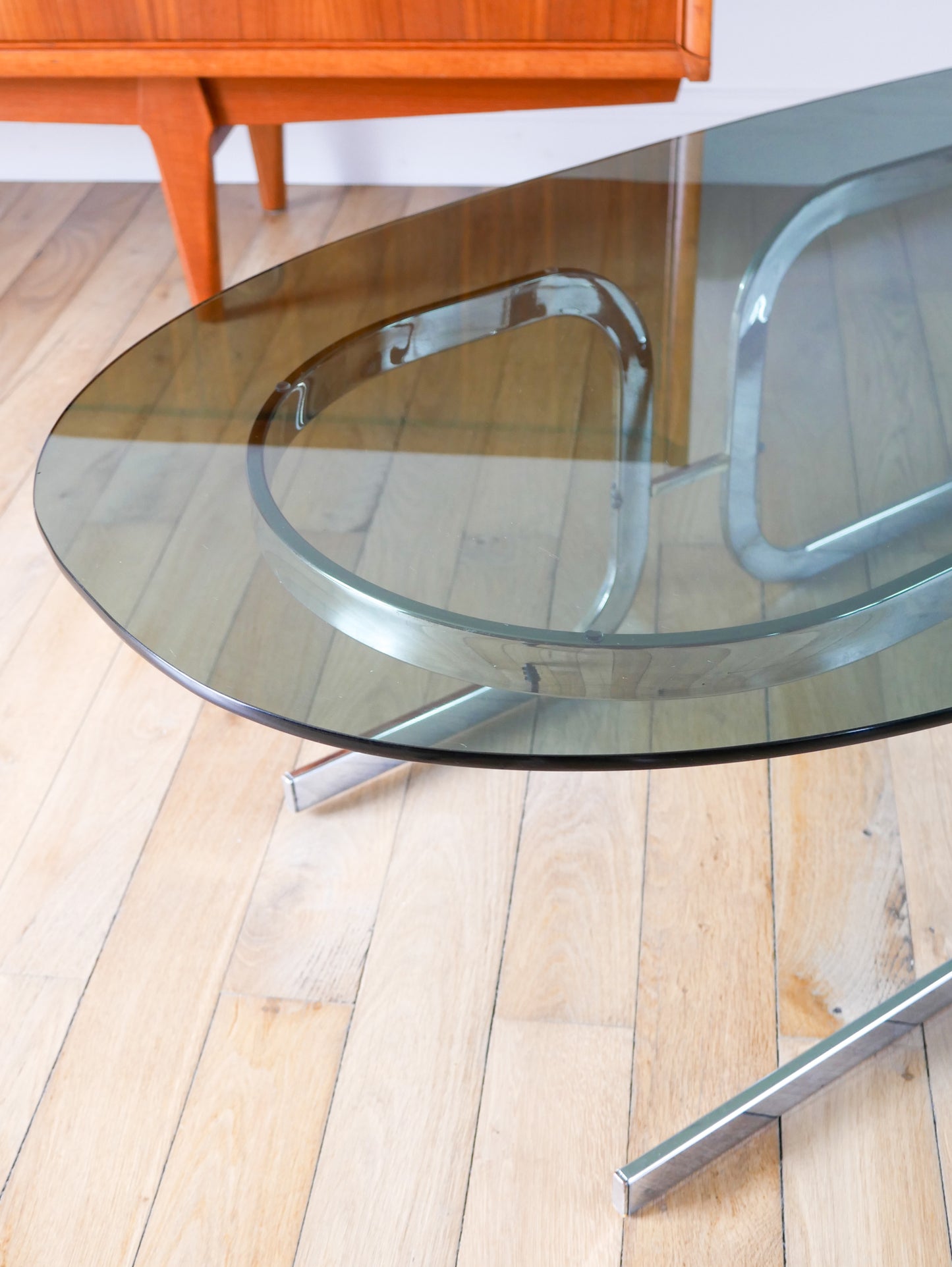 Table basse ovale en verre fumé et chrome, piètement original en double S Design, 1970