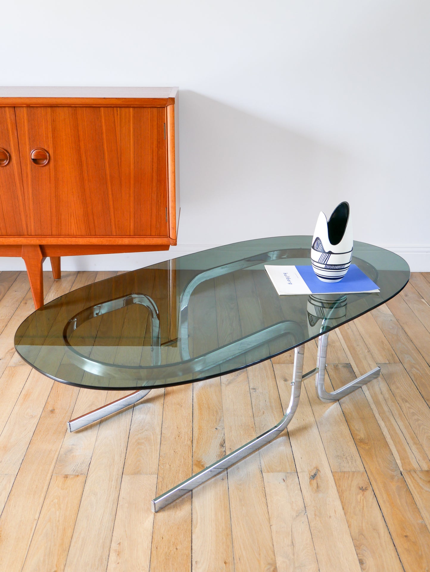 Table basse ovale en verre fumé et chrome, piètement original en double S Design, 1970