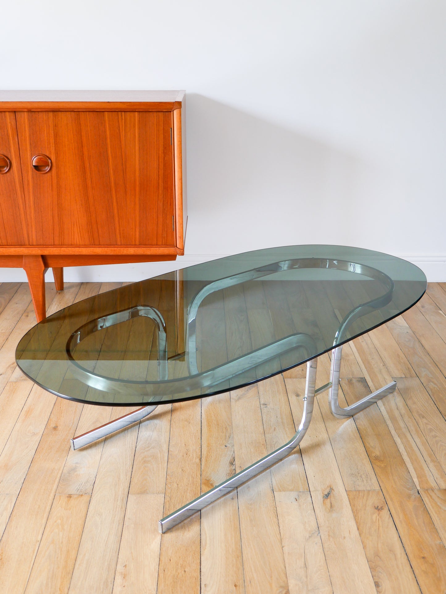 Table basse ovale en verre fumé et chrome, piètement original en double S Design, 1970