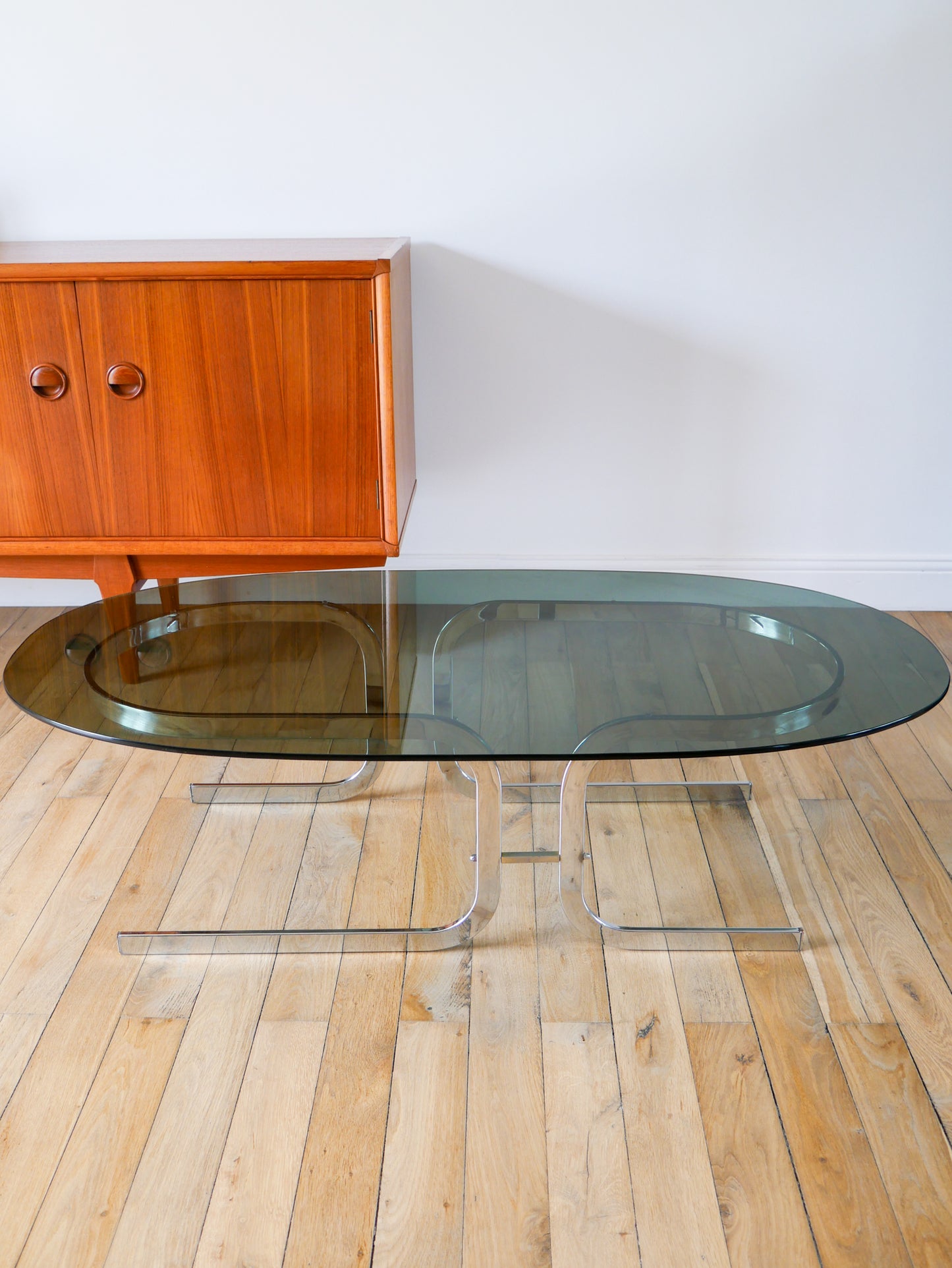 Table basse ovale en verre fumé et chrome, piètement original en double S Design, 1970