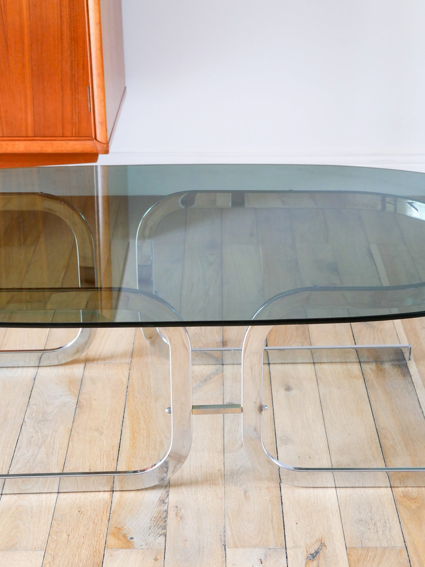 Table basse ovale en verre fumé et chrome, piètement original en double S Design, 1970