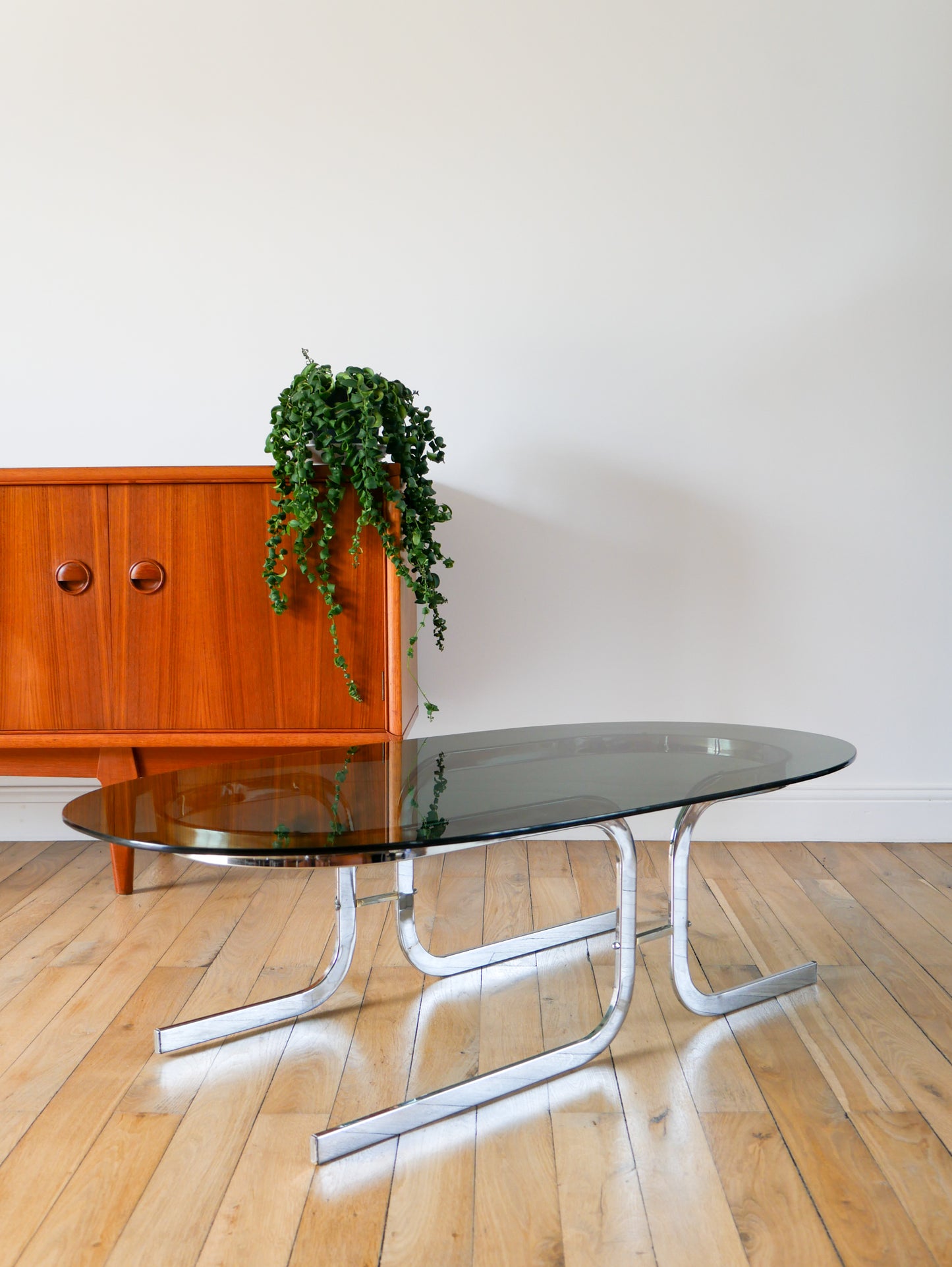 Table basse ovale en verre fumé et chrome, piètement original en double S Design, 1970