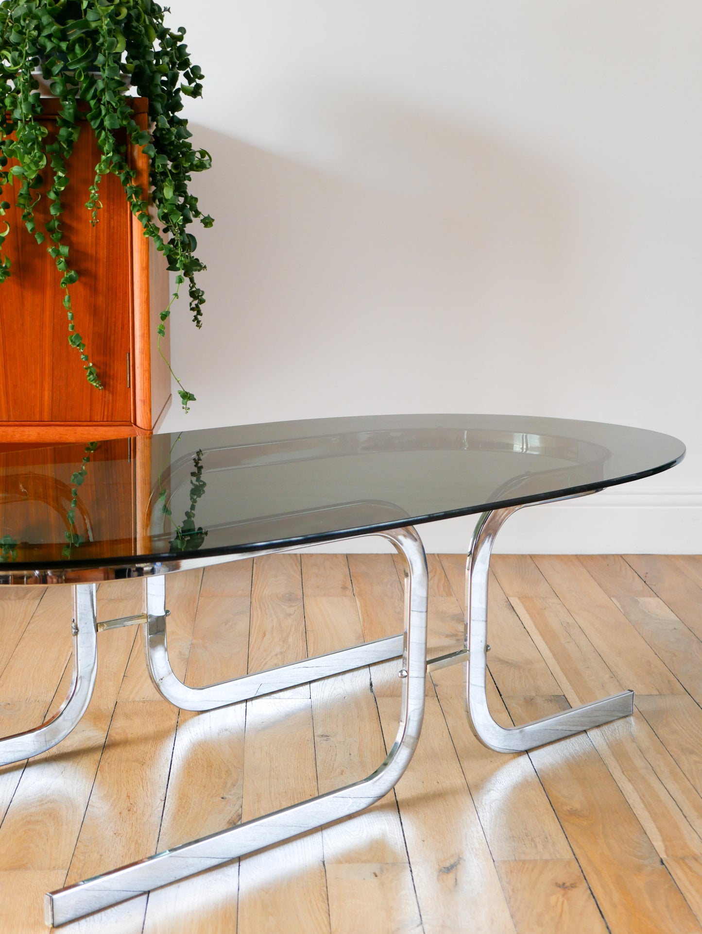 Table basse ovale en verre fumé et chrome, piètement original en double S Design, 1970