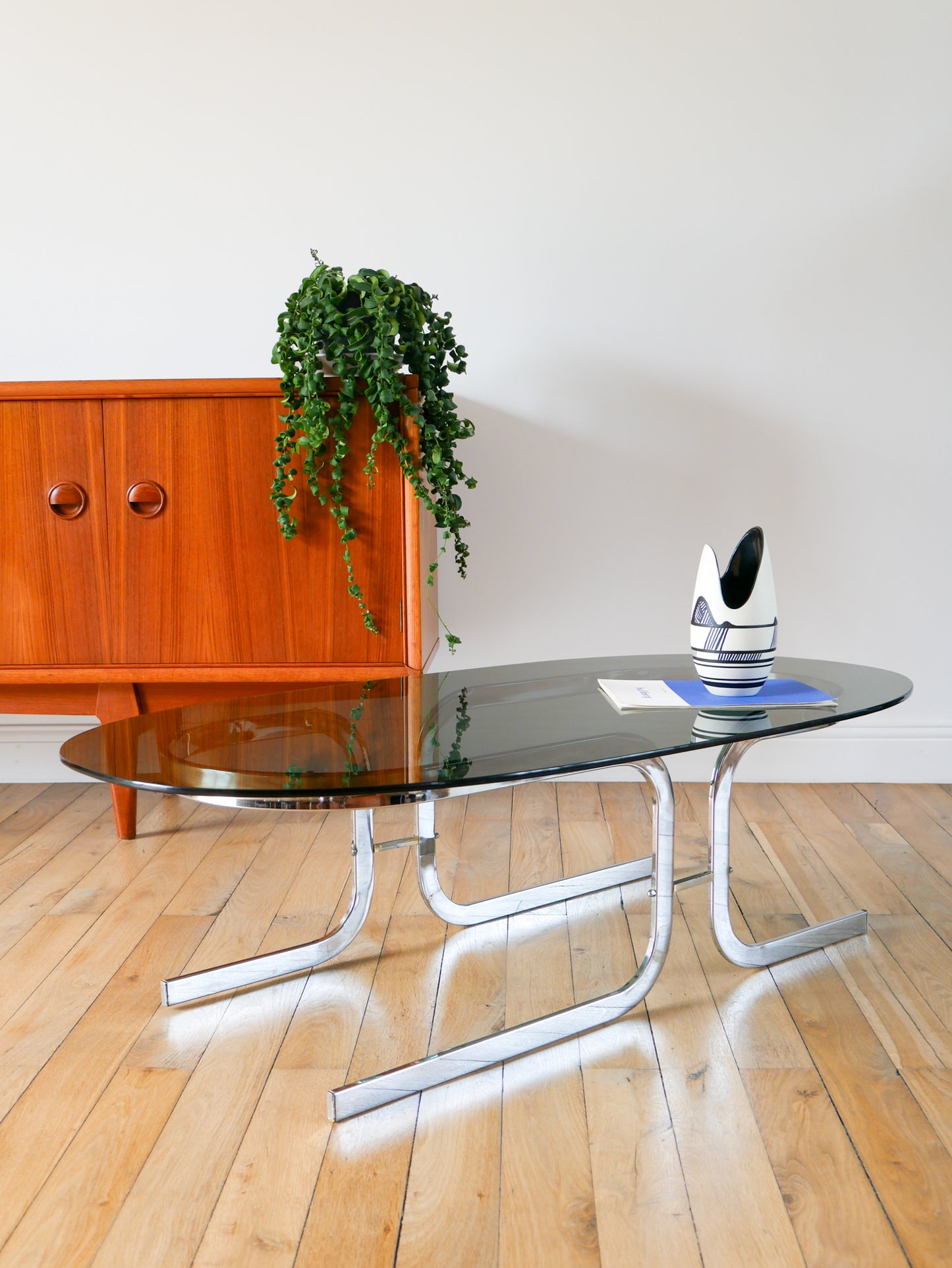 Table basse ovale en verre fumé et chrome, piètement original en double S Design, 1970