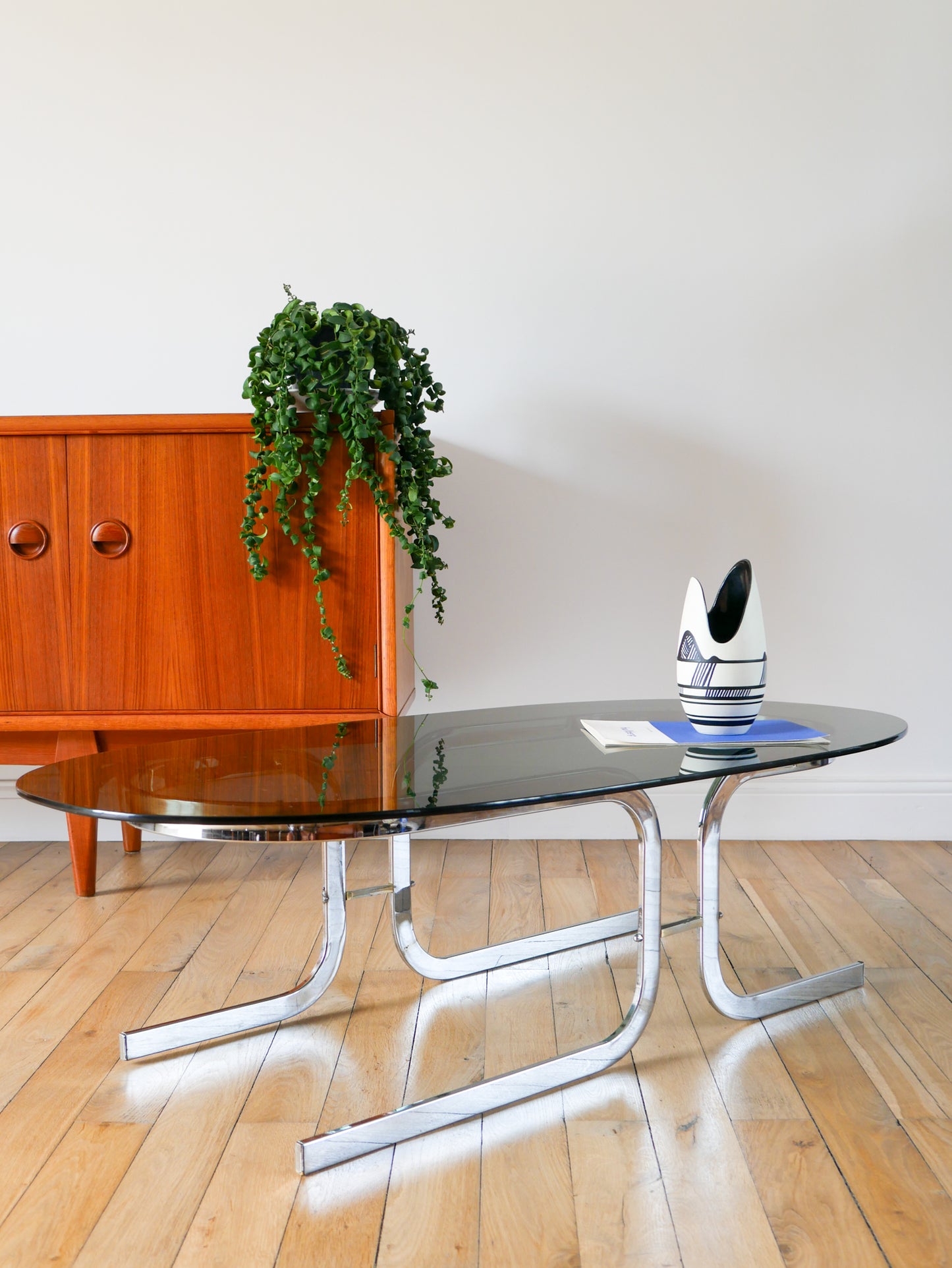 Table basse ovale en verre fumé et chrome, piètement original en double S Design, 1970