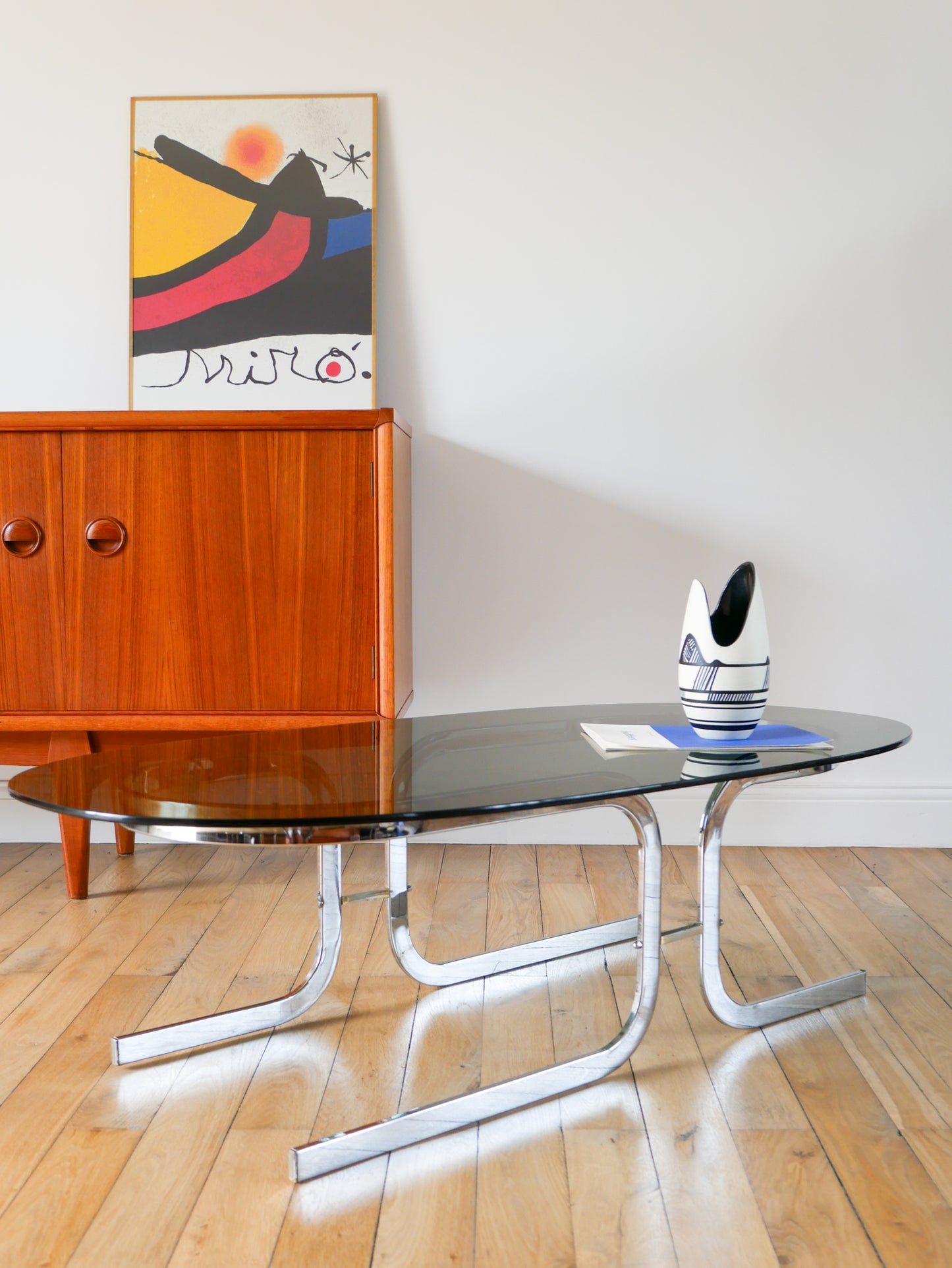 Table basse ovale en verre fumé et chrome, piètement original en double S Design, 1970