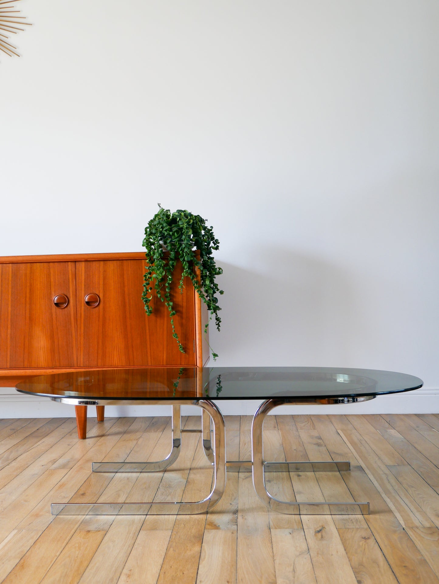 Table basse ovale en verre fumé et chrome, piètement original en double S Design, 1970