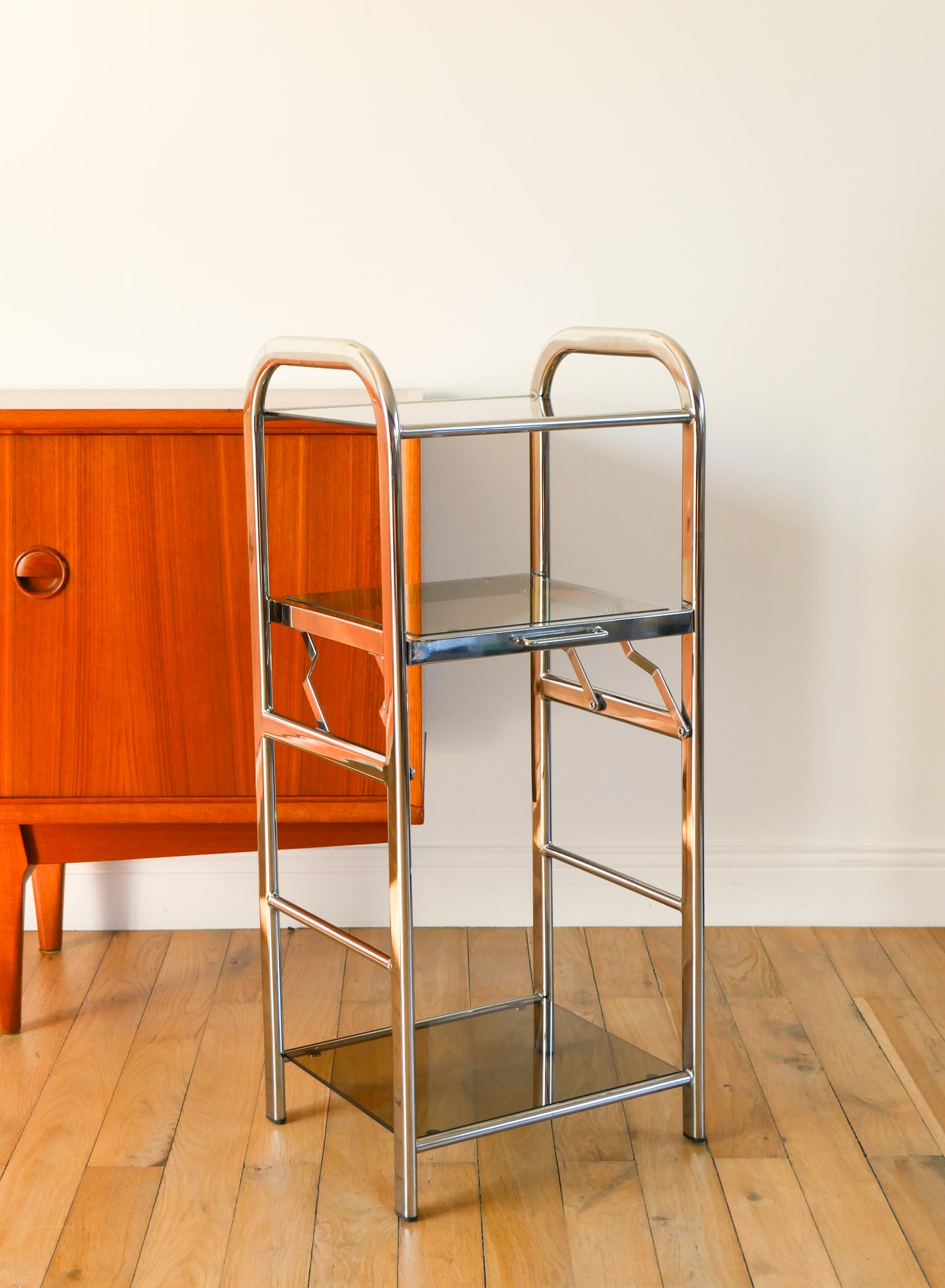 Paire de tables d'appoint en verre fumé et chrome, étagères dépliantes, Design, 1970