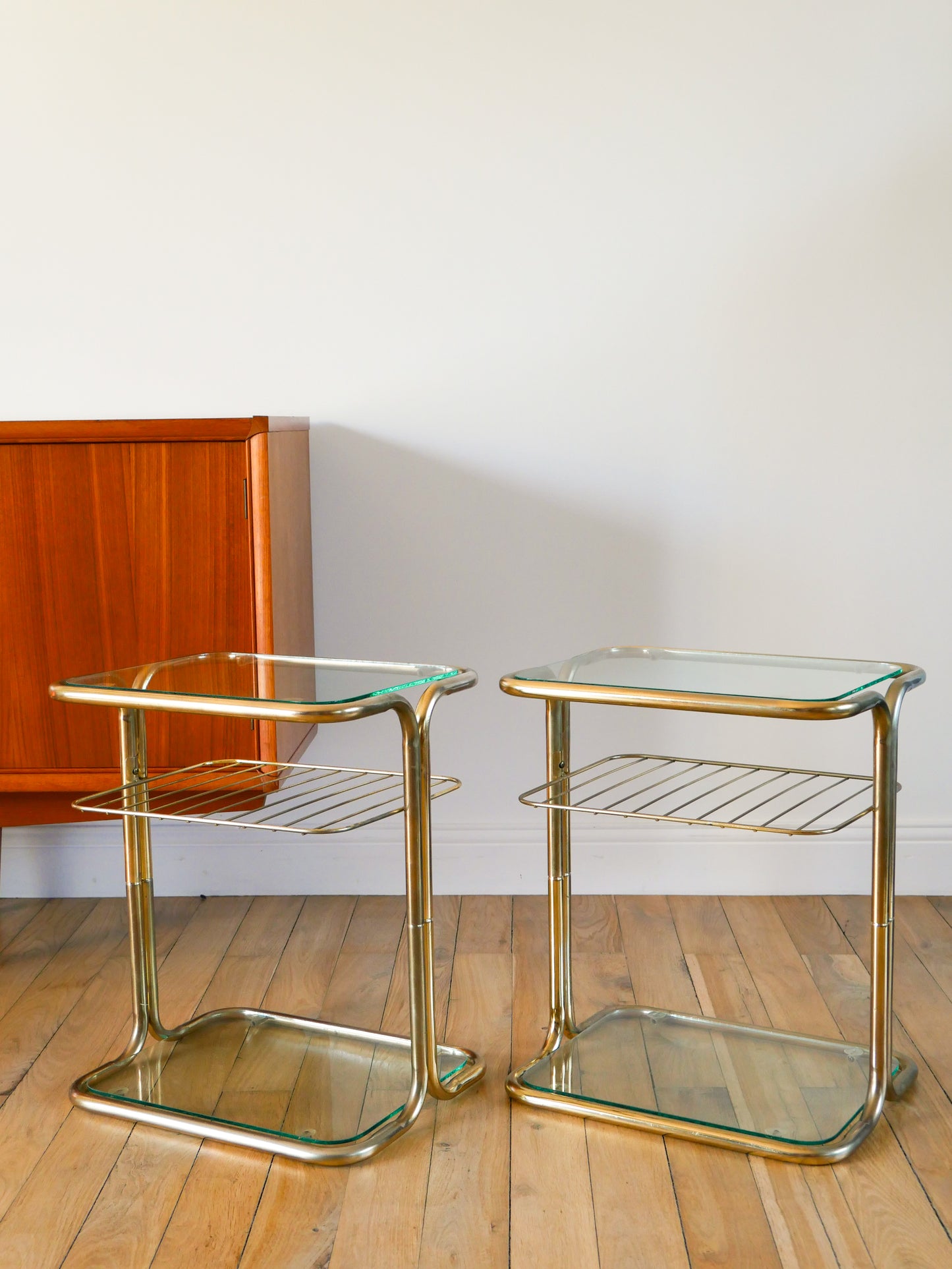 Paire de tables de chevets en laiton doré et verre, Design, 1970