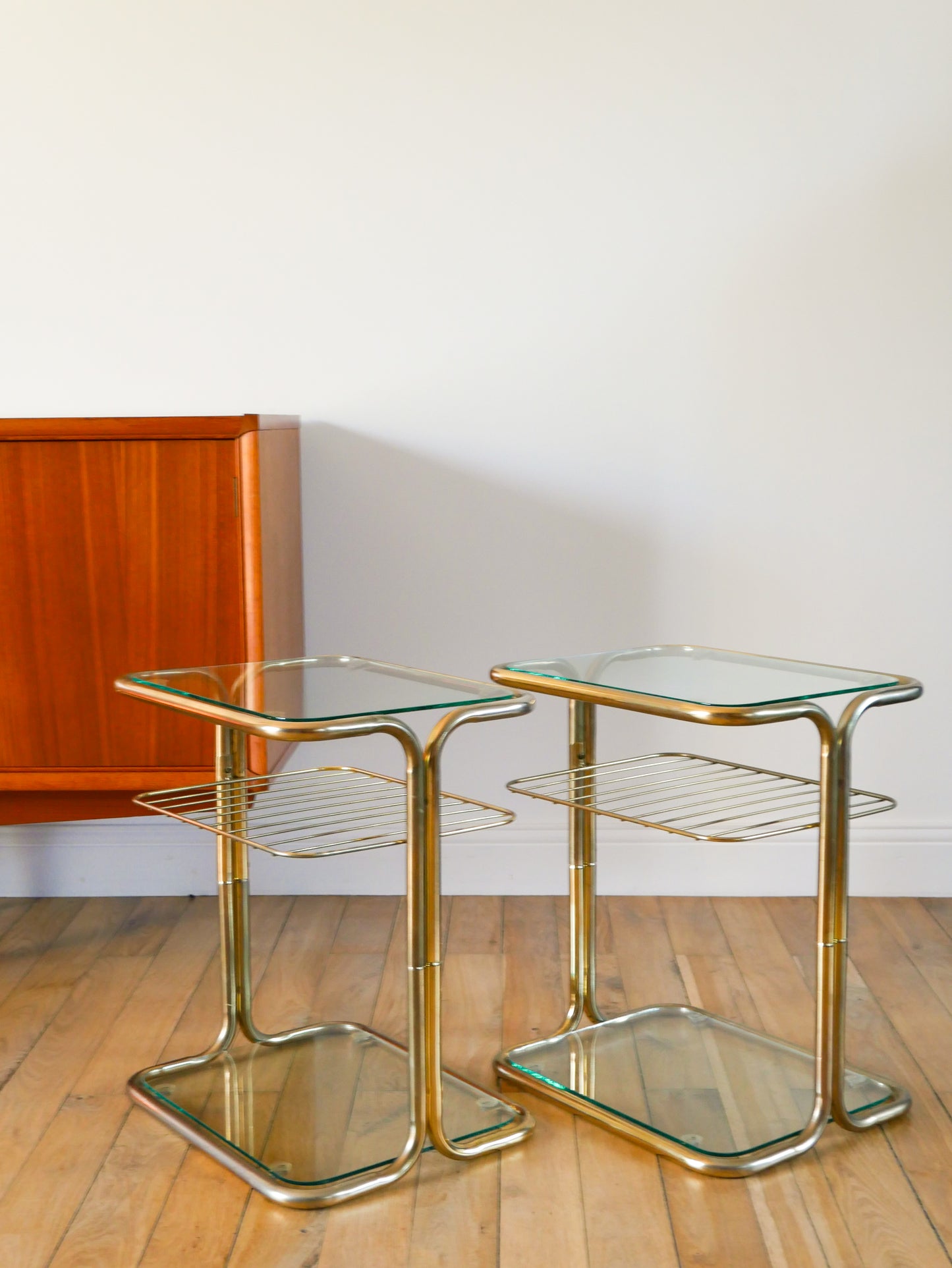 Paire de tables de chevets en laiton doré et verre, Design, 1970